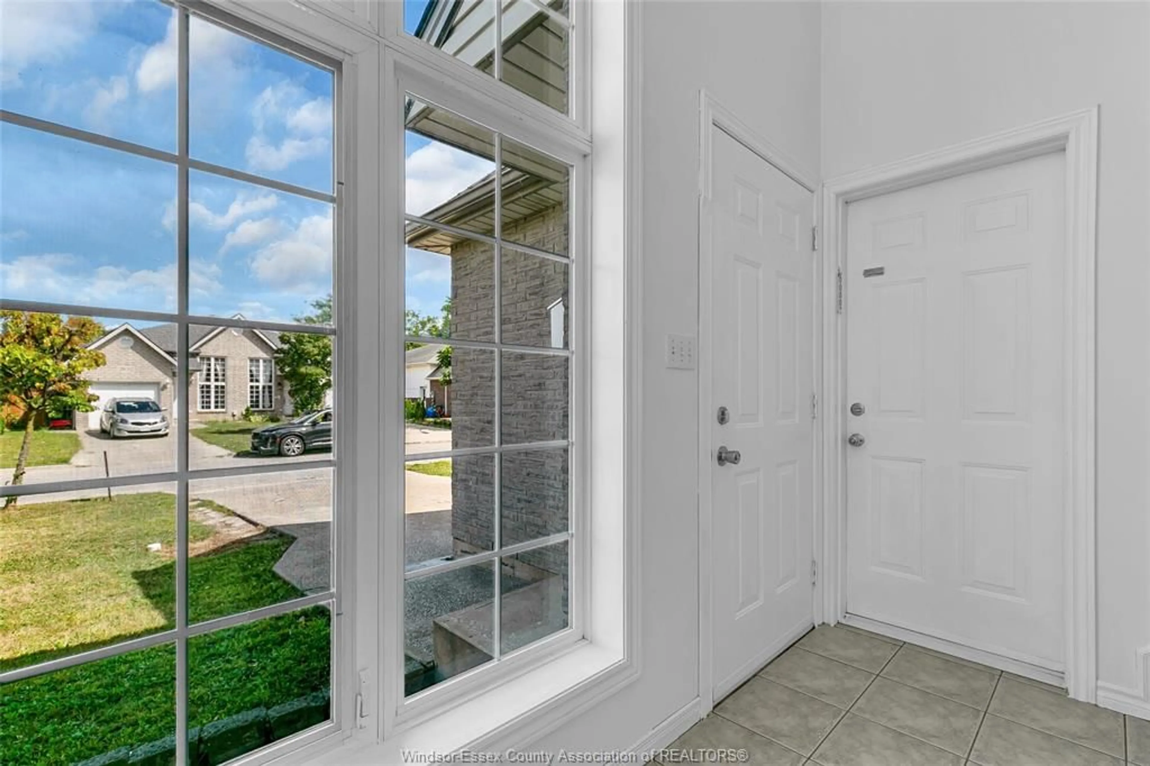 Indoor entryway for 2631 TEEDIE Cres, Windsor Ontario N8R 2K5