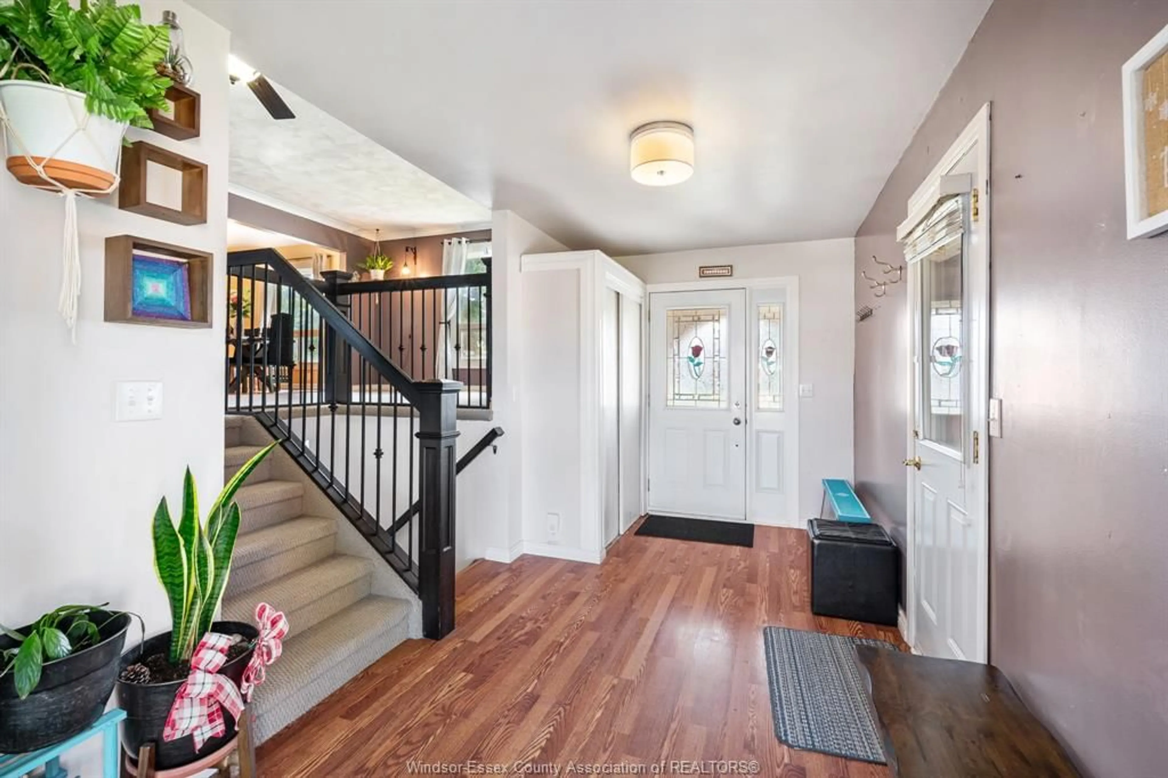 Indoor entryway for 1 Lucy Cres, Leamington Ontario N8H 4S4