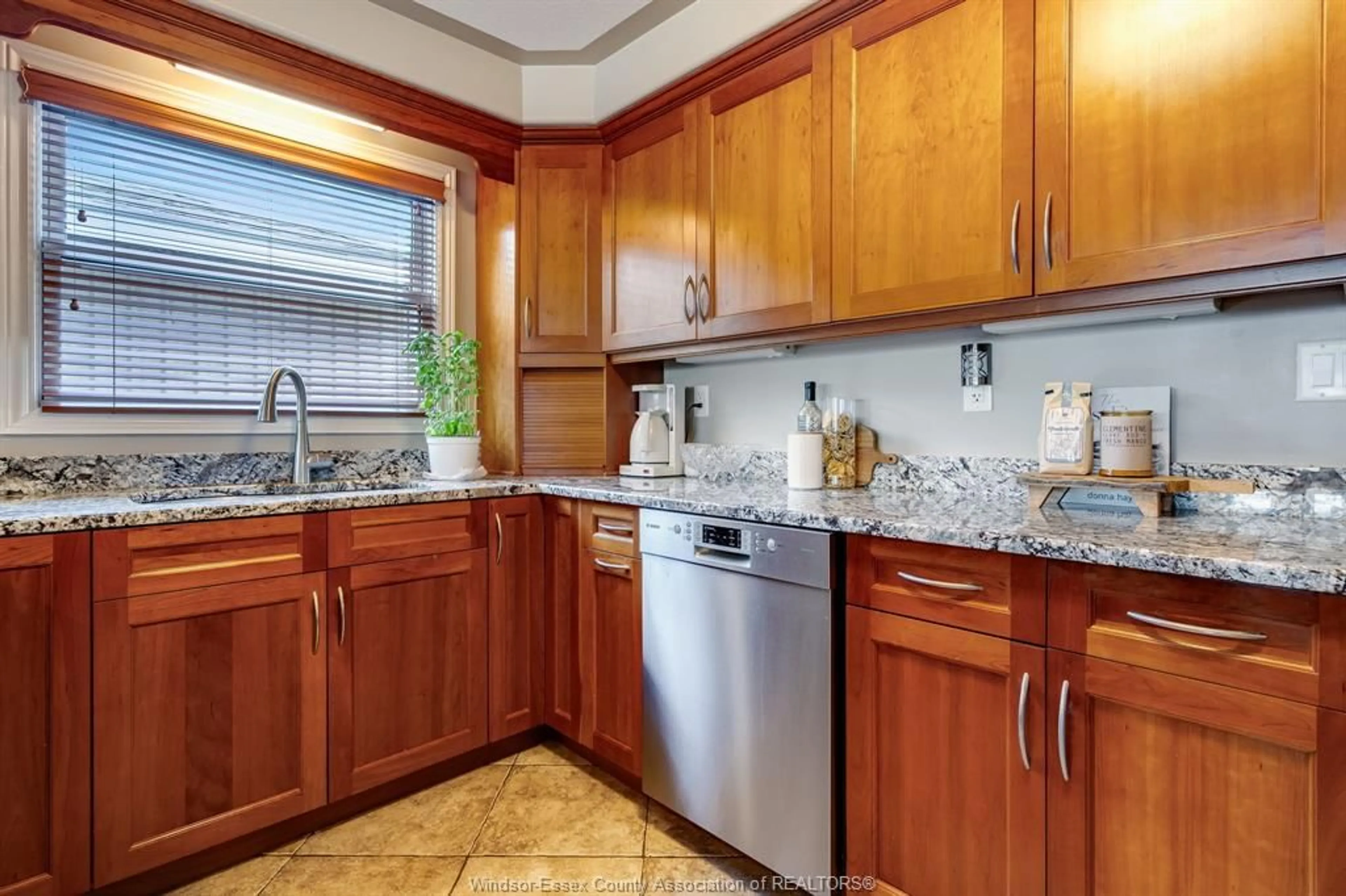 Standard kitchen, ceramic/tile floor for 700 Point Pelee Dr, Leamington Ontario N8H 3V4