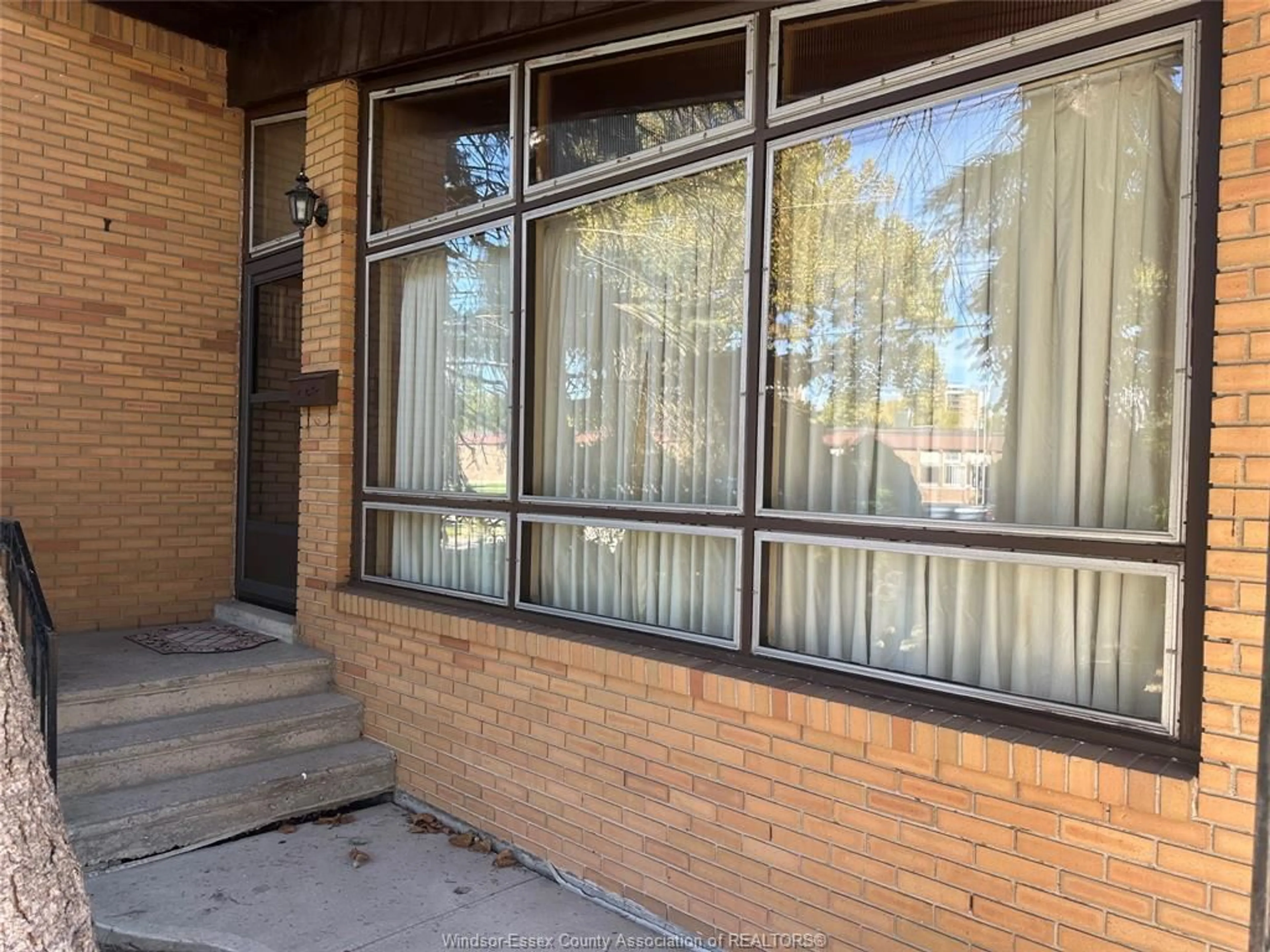 Unknown for 8795 MENARD St, Windsor Ontario N8S 1W3