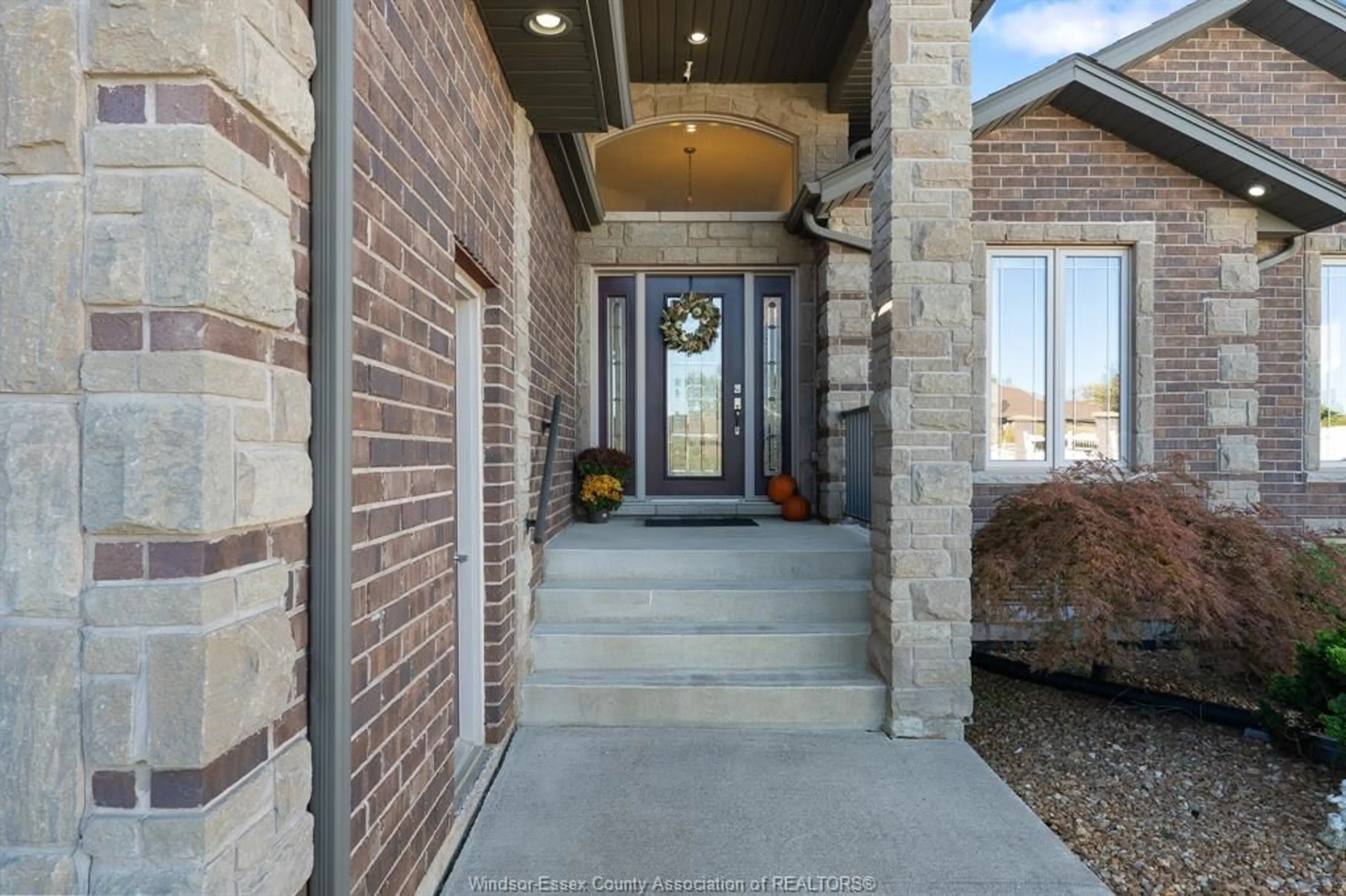 Indoor entryway for 11933 Maisonneuve St, Tecumseh Ontario N9N 1R2