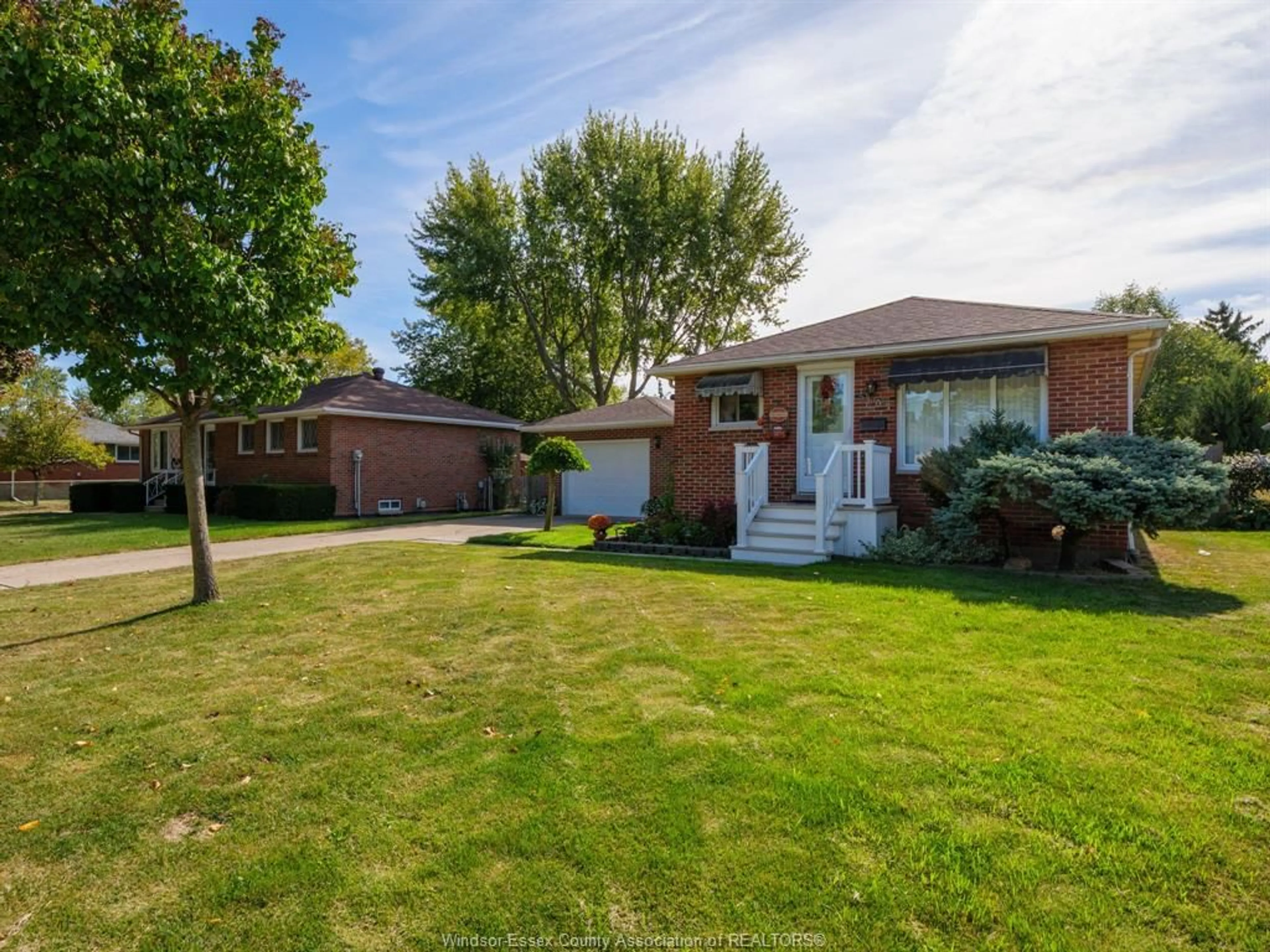 A pic from outside/outdoor area/front of a property/back of a property/a pic from drone, street for 5603 Baldwin Ave, Windsor Ontario N8T 1L7
