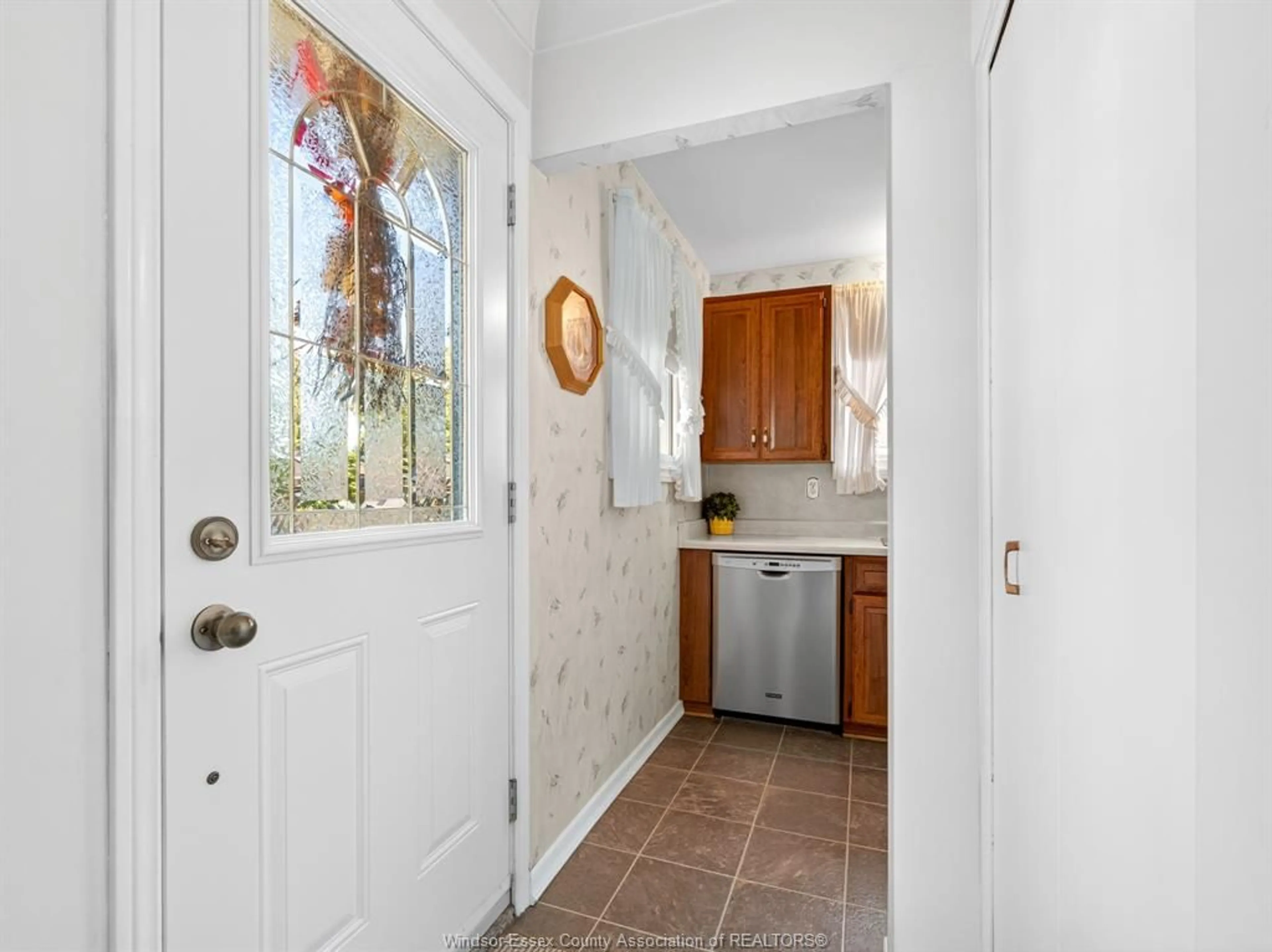 Indoor entryway for 5603 Baldwin Ave, Windsor Ontario N8T 1L7