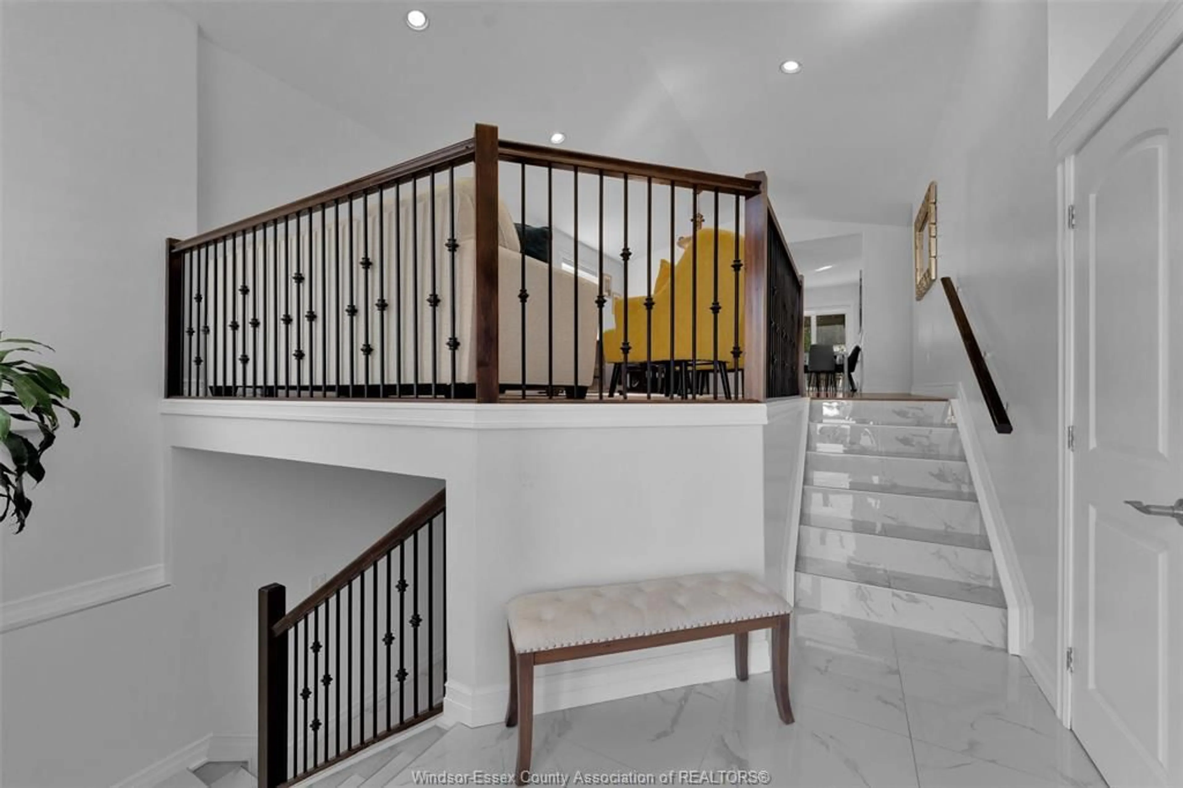 Indoor foyer for 3921 ZANZIBAR Cres, Windsor Ontario N9G 0A5