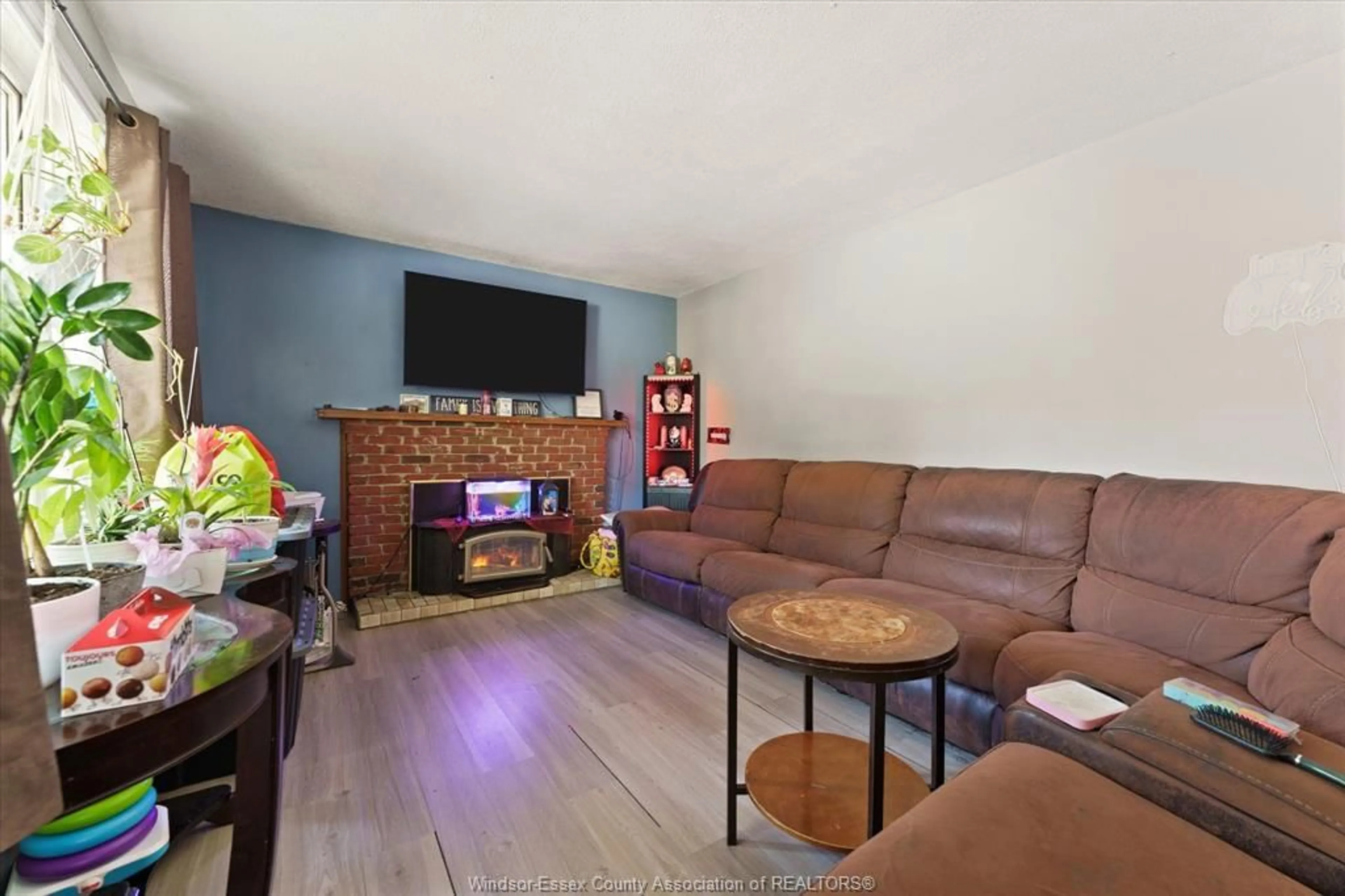Living room with furniture, wood/laminate floor for 255 CHIPPAWA St, Windsor Ontario N9C 4G4