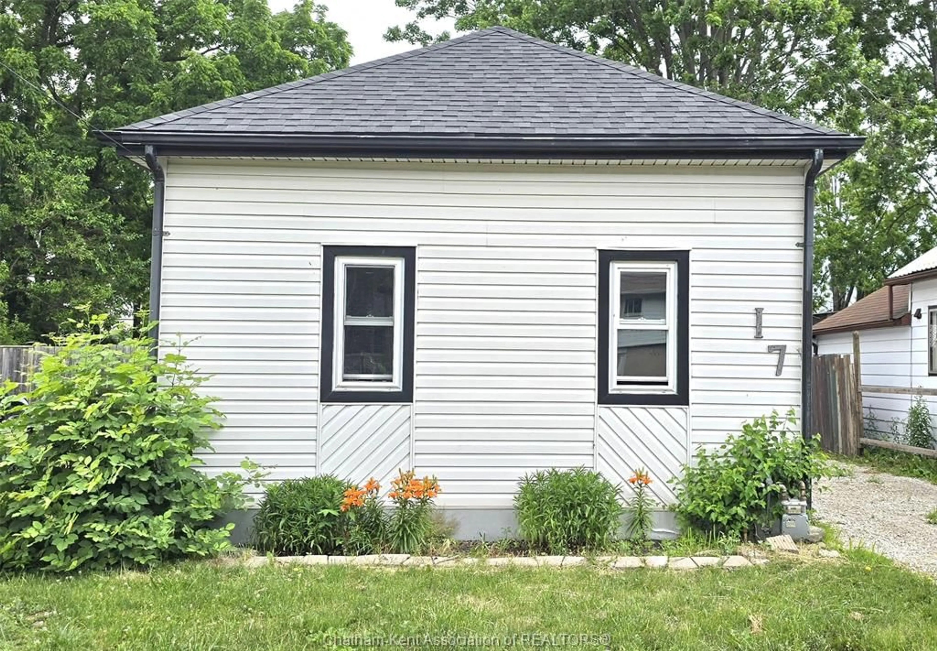 Home with vinyl exterior material, building for 17 Taylor Ave, Chatham Ontario N7L 2T4