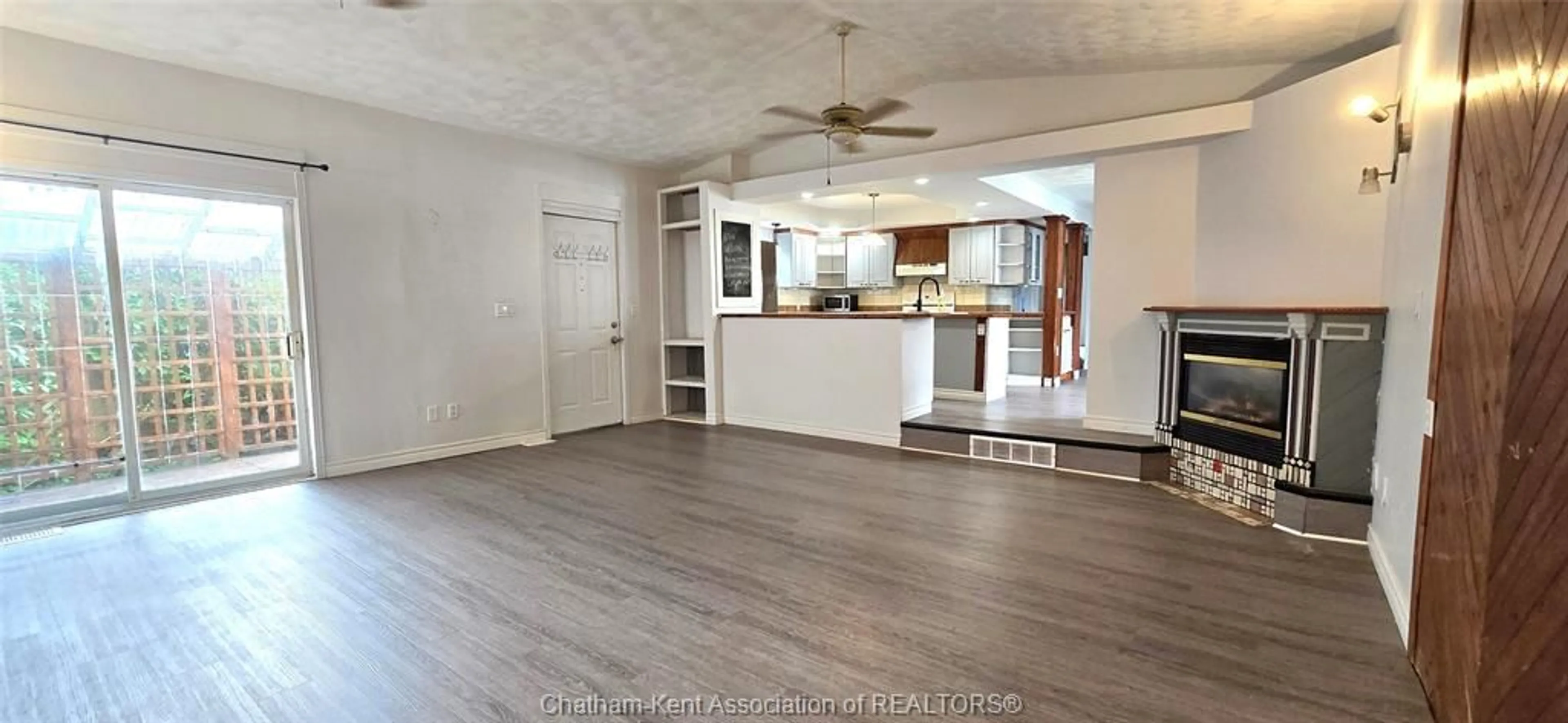 Open concept kitchen, wood/laminate floor for 17 Taylor Ave, Chatham Ontario N7L 2T4