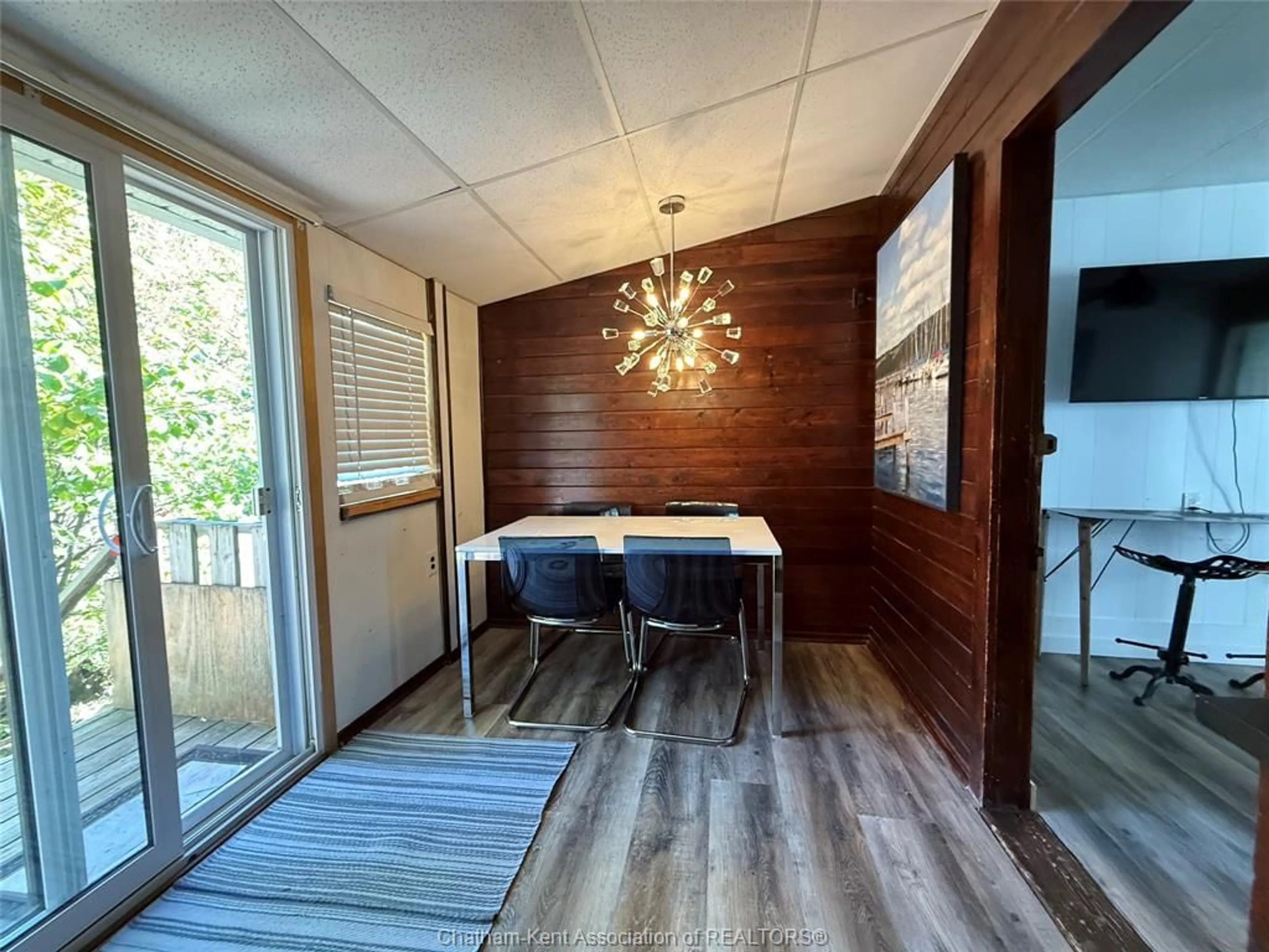 Dining room, wood/laminate floor for 29 ELMWOOD Ave, Grand Bend Ontario L0S 1E4