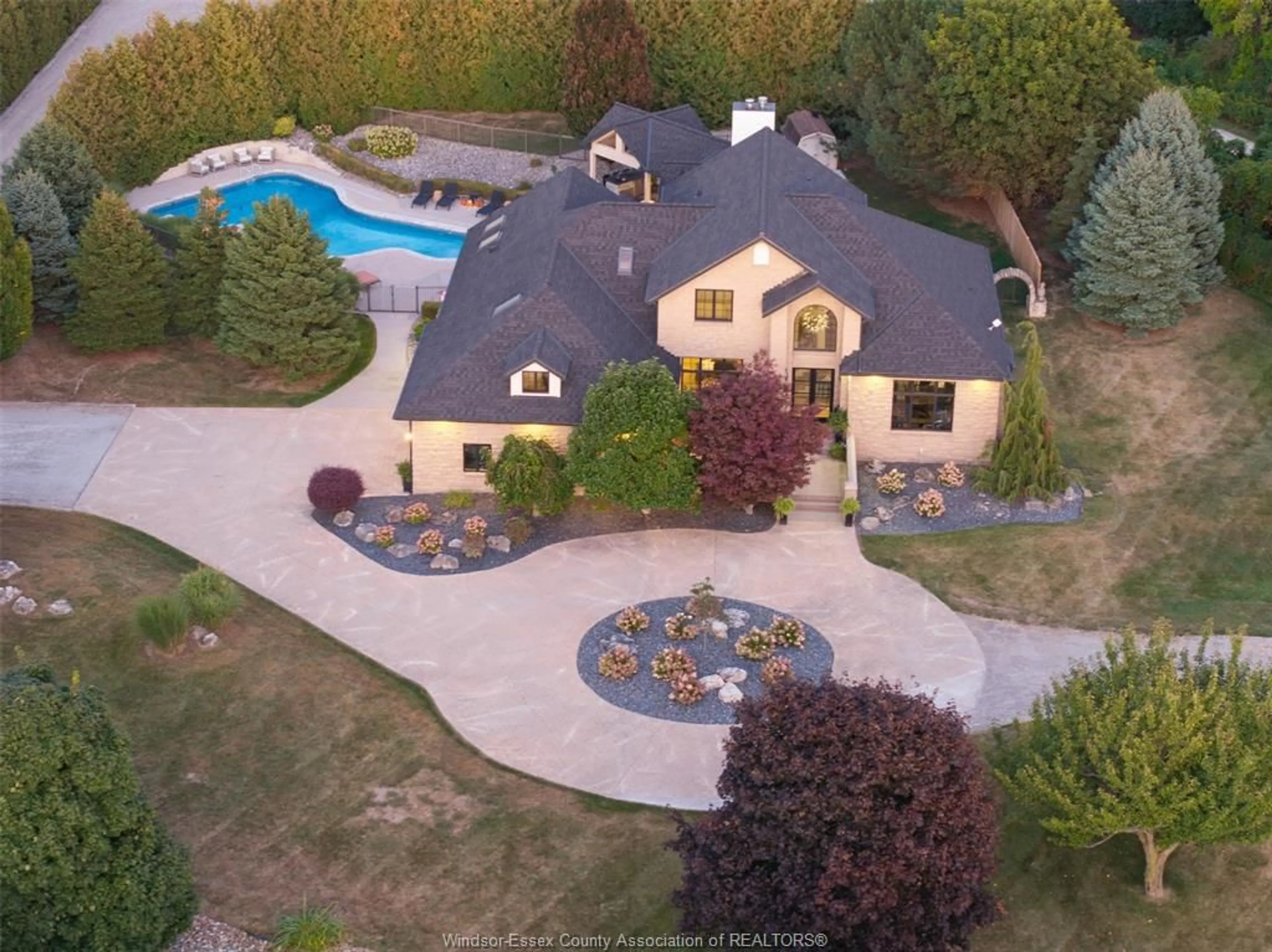 A pic from outside/outdoor area/front of a property/back of a property/a pic from drone, mountain view for 1490 KRATZ Sideroad, Kingsville Ontario N9Y 3K3