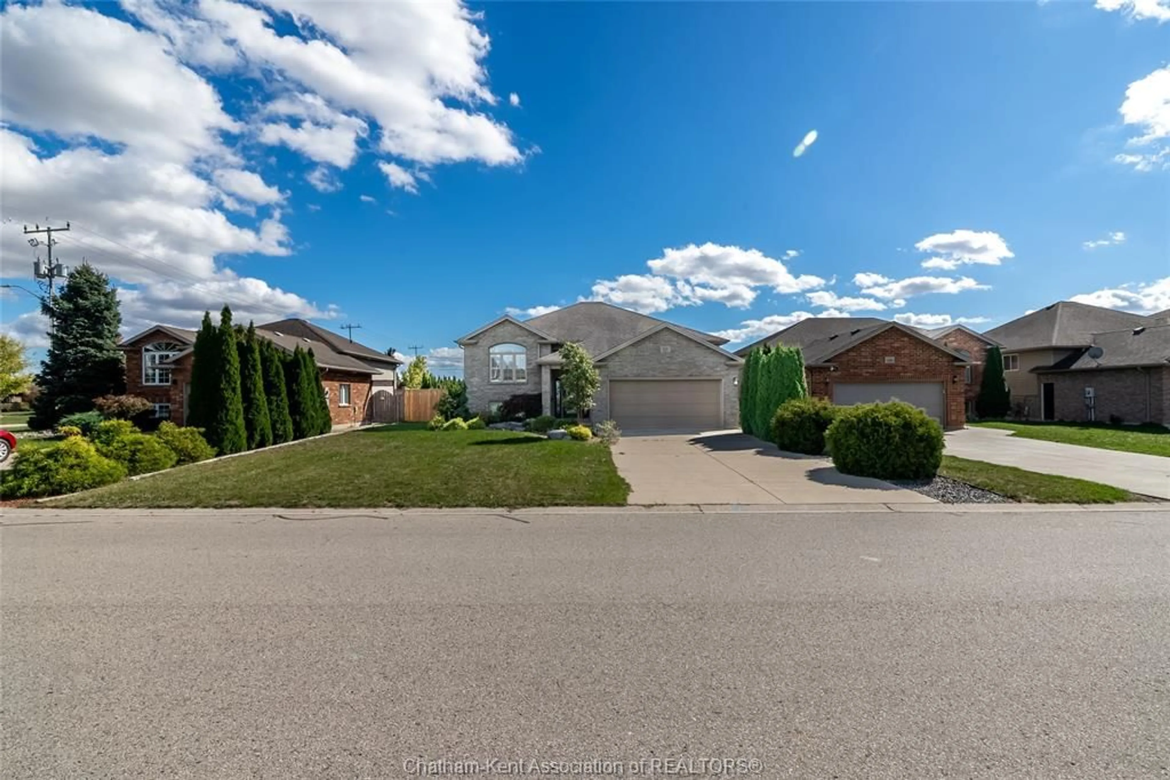 A pic from outside/outdoor area/front of a property/back of a property/a pic from drone, street for 118 Molengraaf Way, Chatham Ontario N7M 0A2