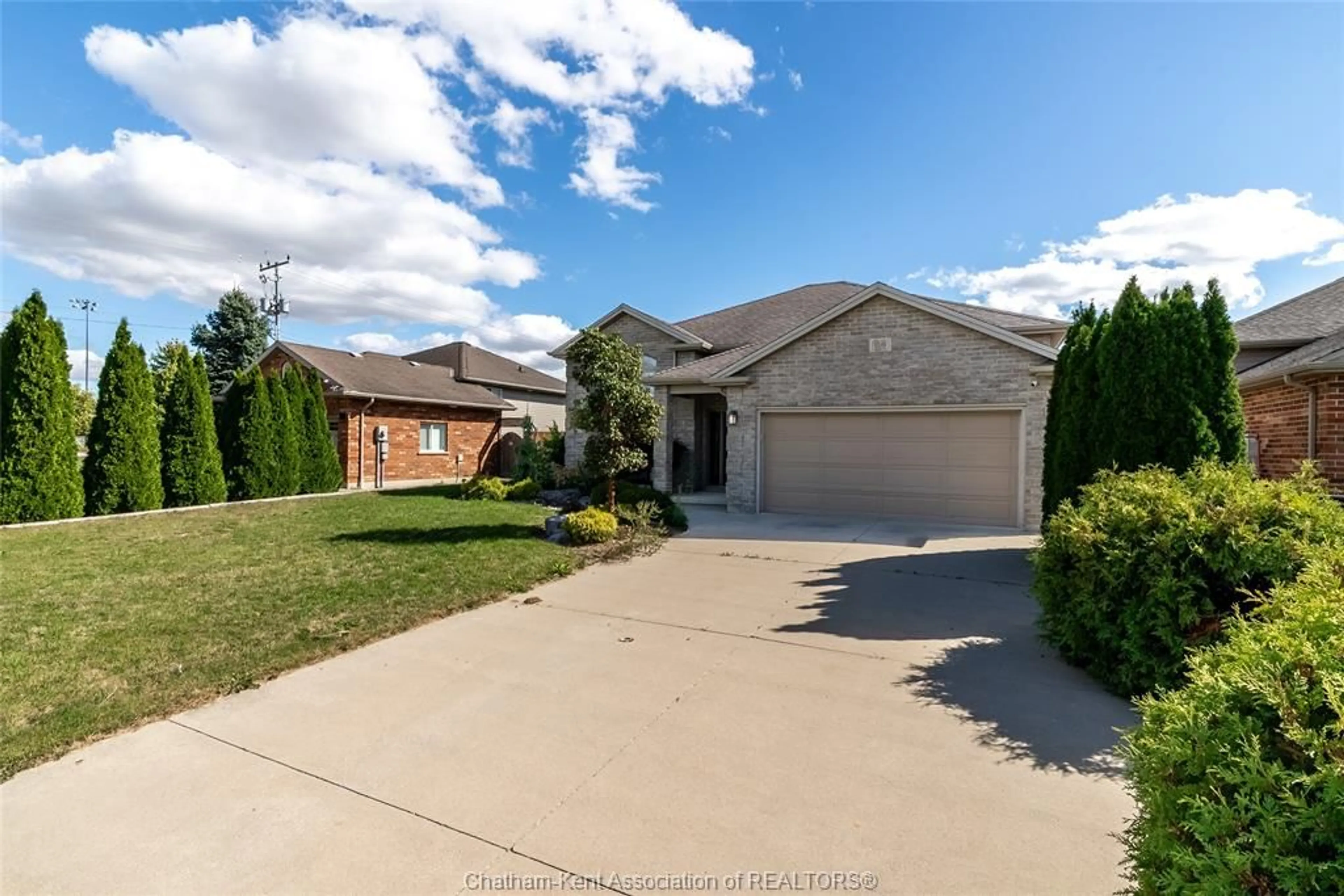A pic from outside/outdoor area/front of a property/back of a property/a pic from drone, street for 118 Molengraaf Way, Chatham Ontario N7M 0A2