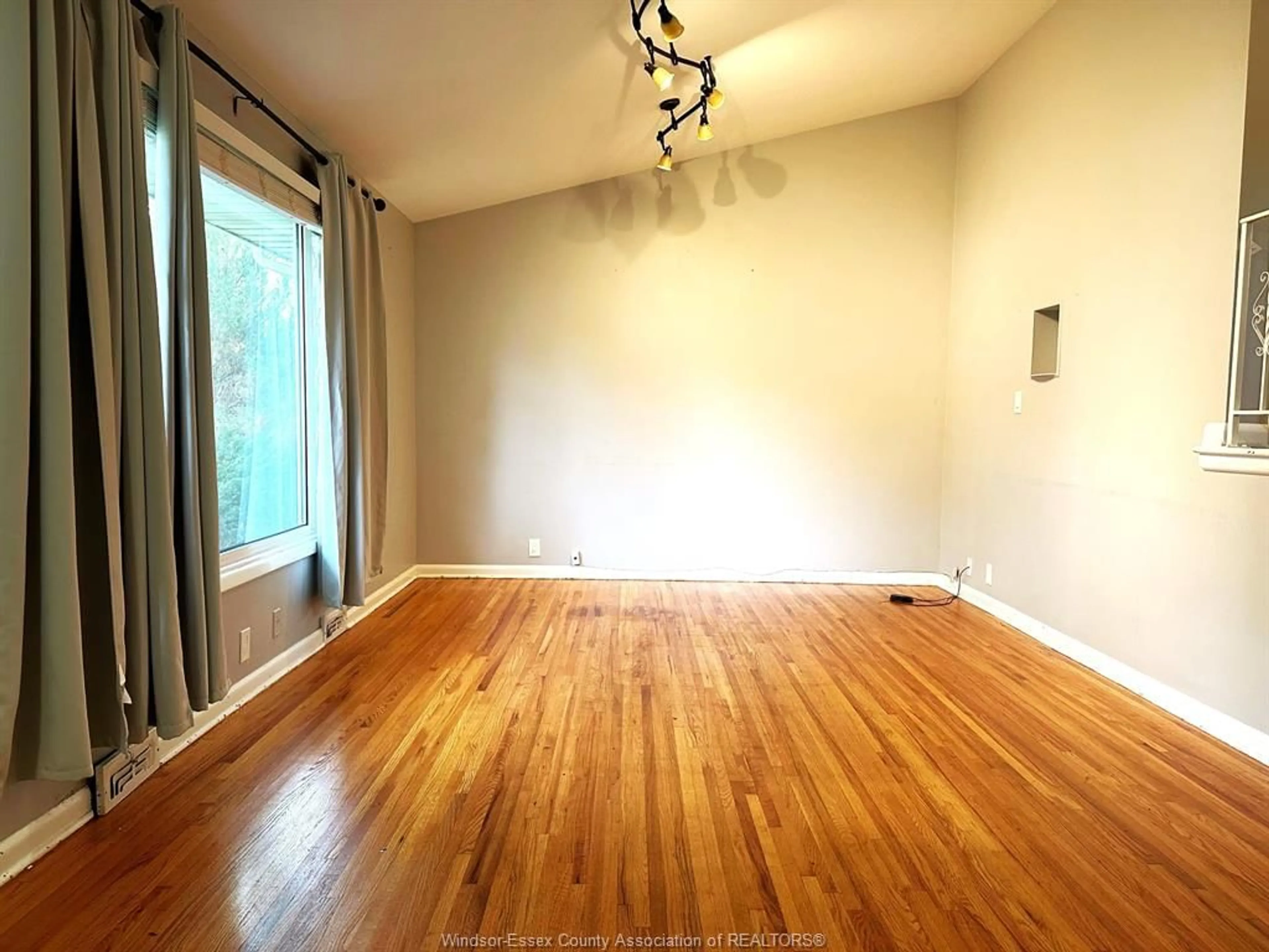 A pic of a room for 3551 WOODLAND, Windsor Ontario N9E 1Z9