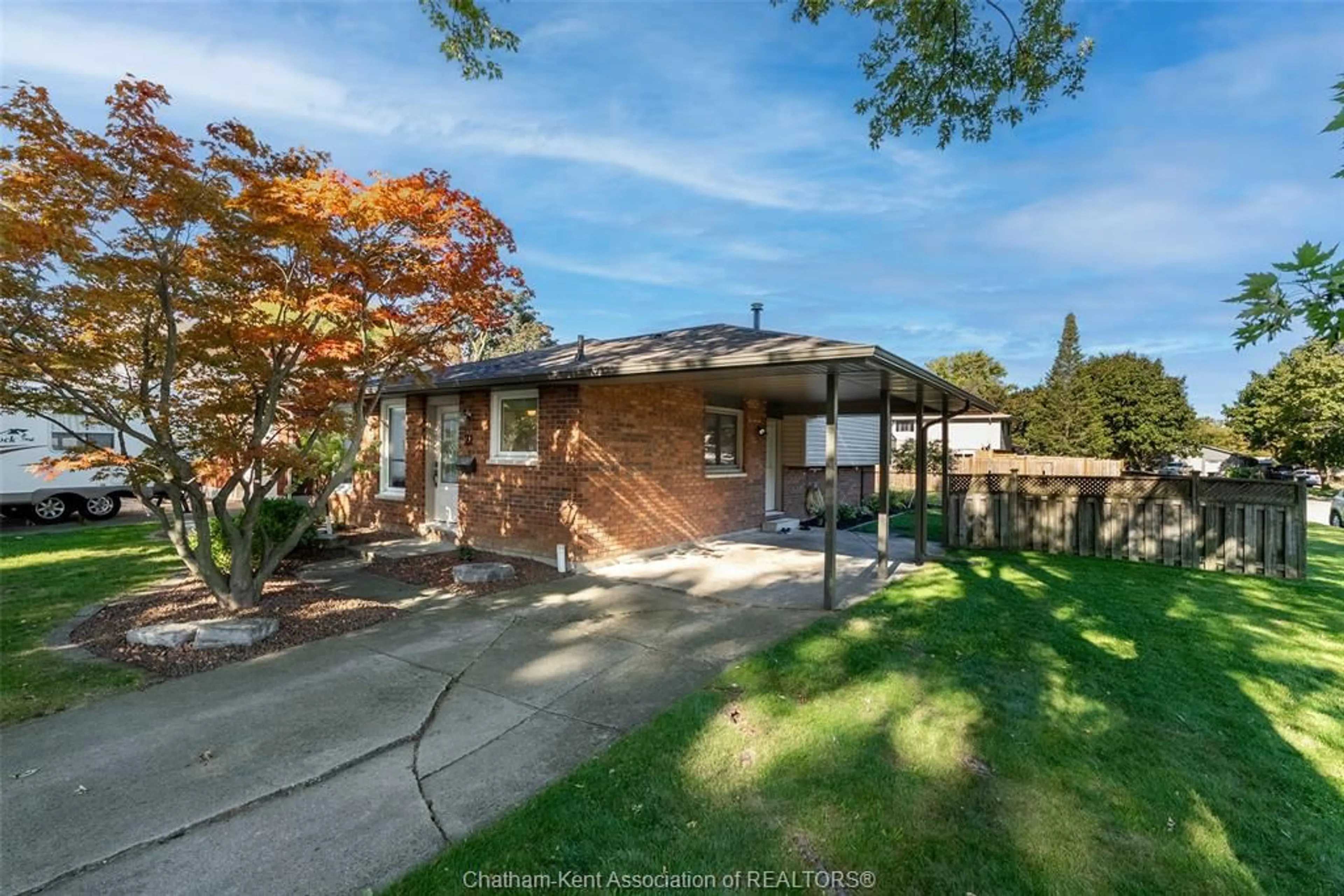 A pic from outside/outdoor area/front of a property/back of a property/a pic from drone, unknown for 21 Thornhill Cres, Chatham Ontario N7L 4M2