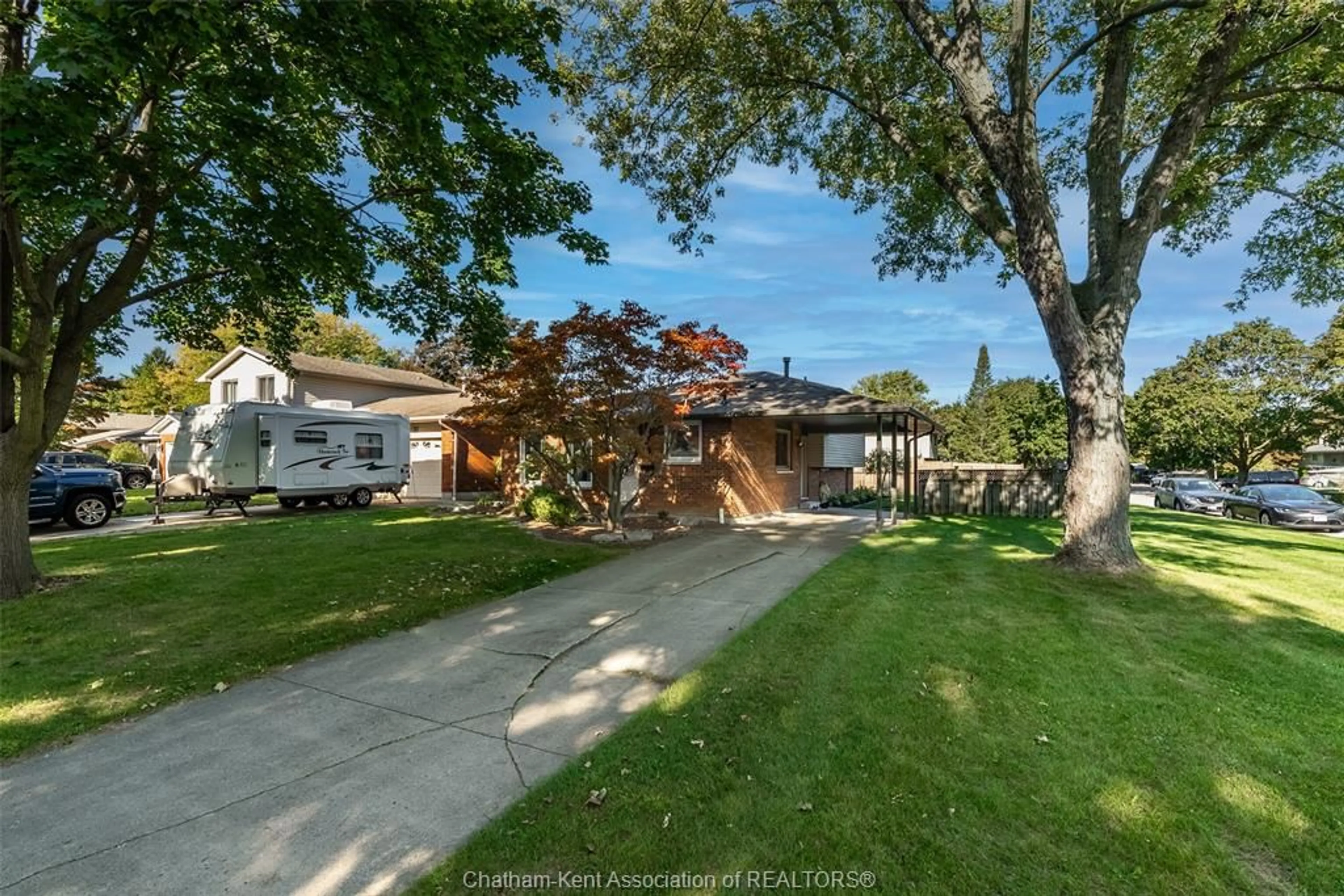 A pic from outside/outdoor area/front of a property/back of a property/a pic from drone, street for 21 Thornhill Cres, Chatham Ontario N7L 4M2