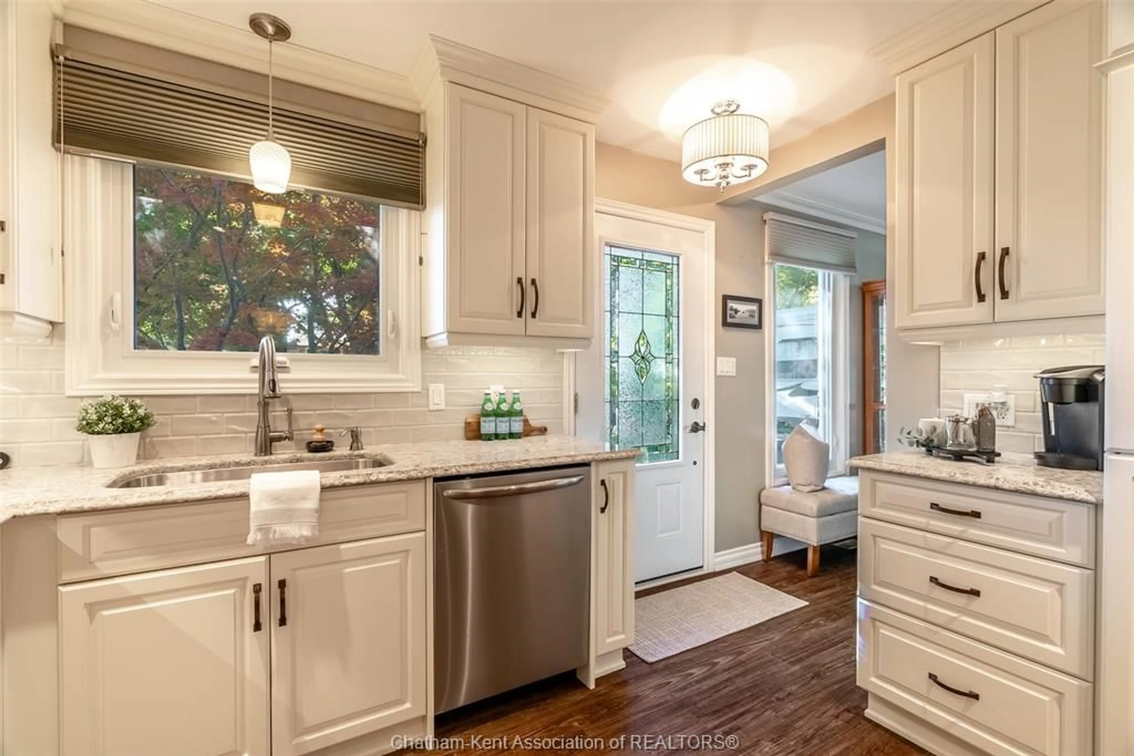 Open concept kitchen, ceramic/tile floor for 21 Thornhill Cres, Chatham Ontario N7L 4M2