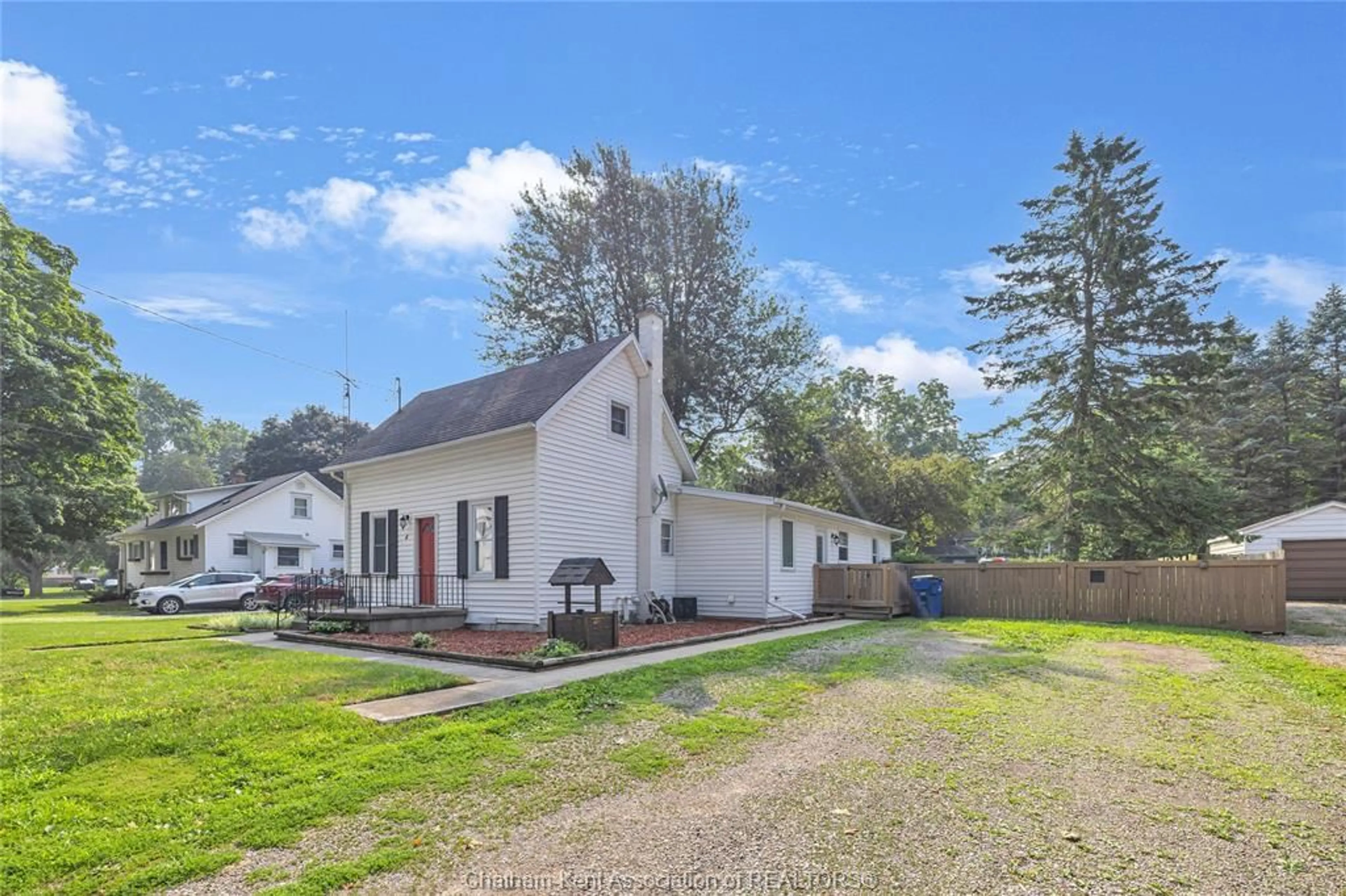 A pic from outside/outdoor area/front of a property/back of a property/a pic from drone, unknown for 4 Oak St, Ridgetown Ontario N0P 2C0