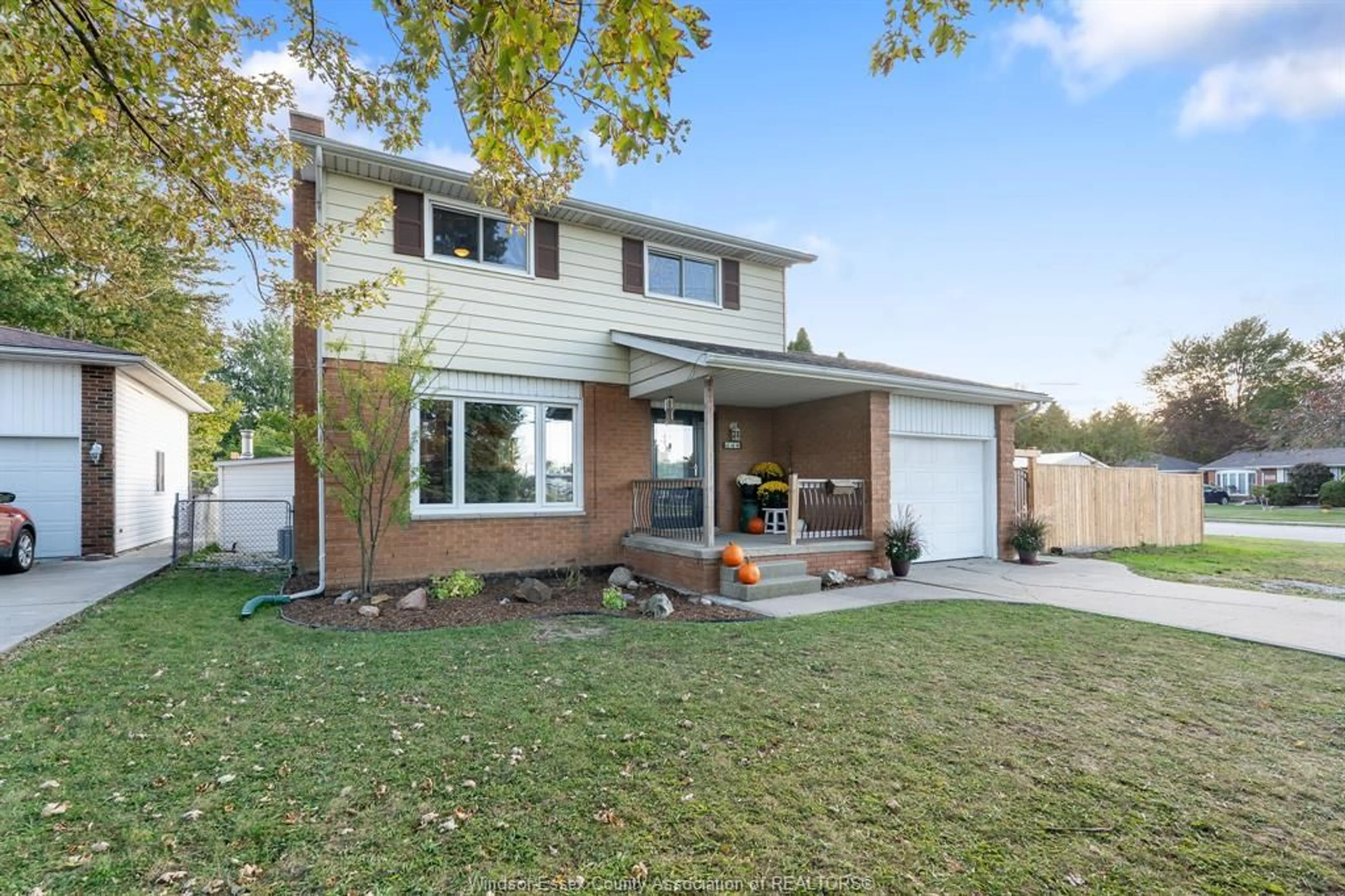 Home with vinyl exterior material, street for 346 Maidstone Ave, Essex Ontario N8M 2K3