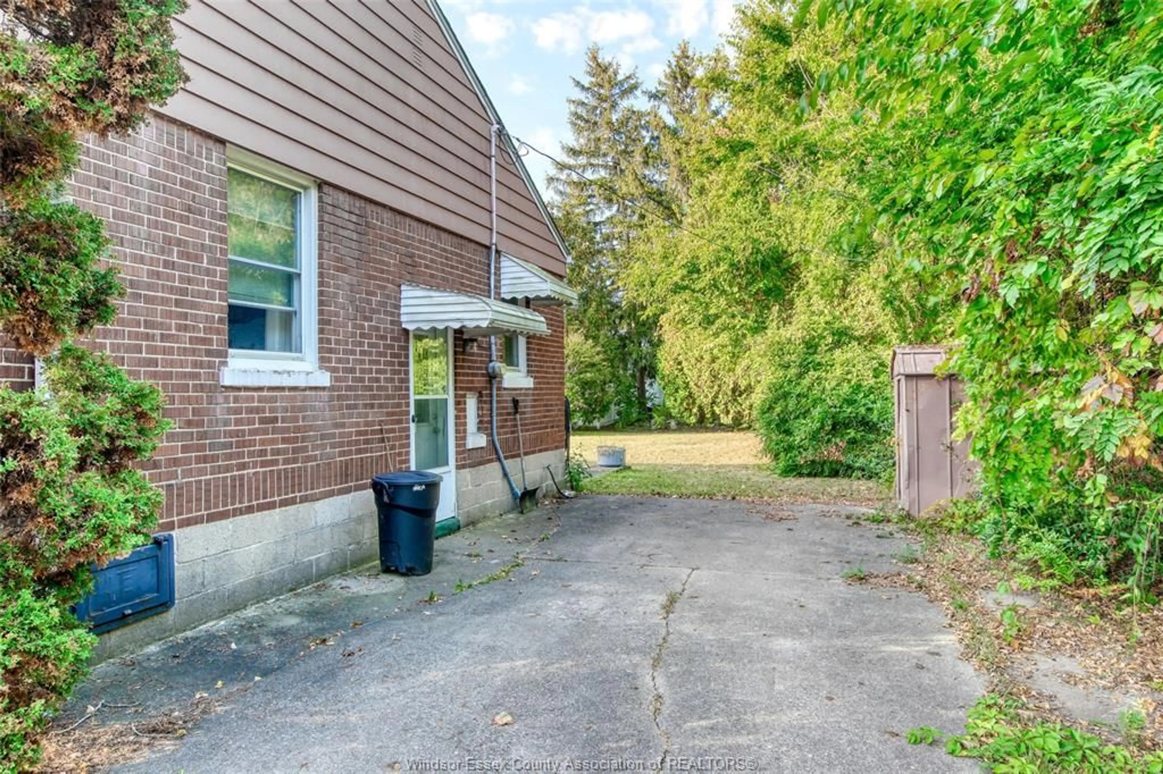 Patio, street for 2911 DOMINION, Windsor Ontario N9E 2N1