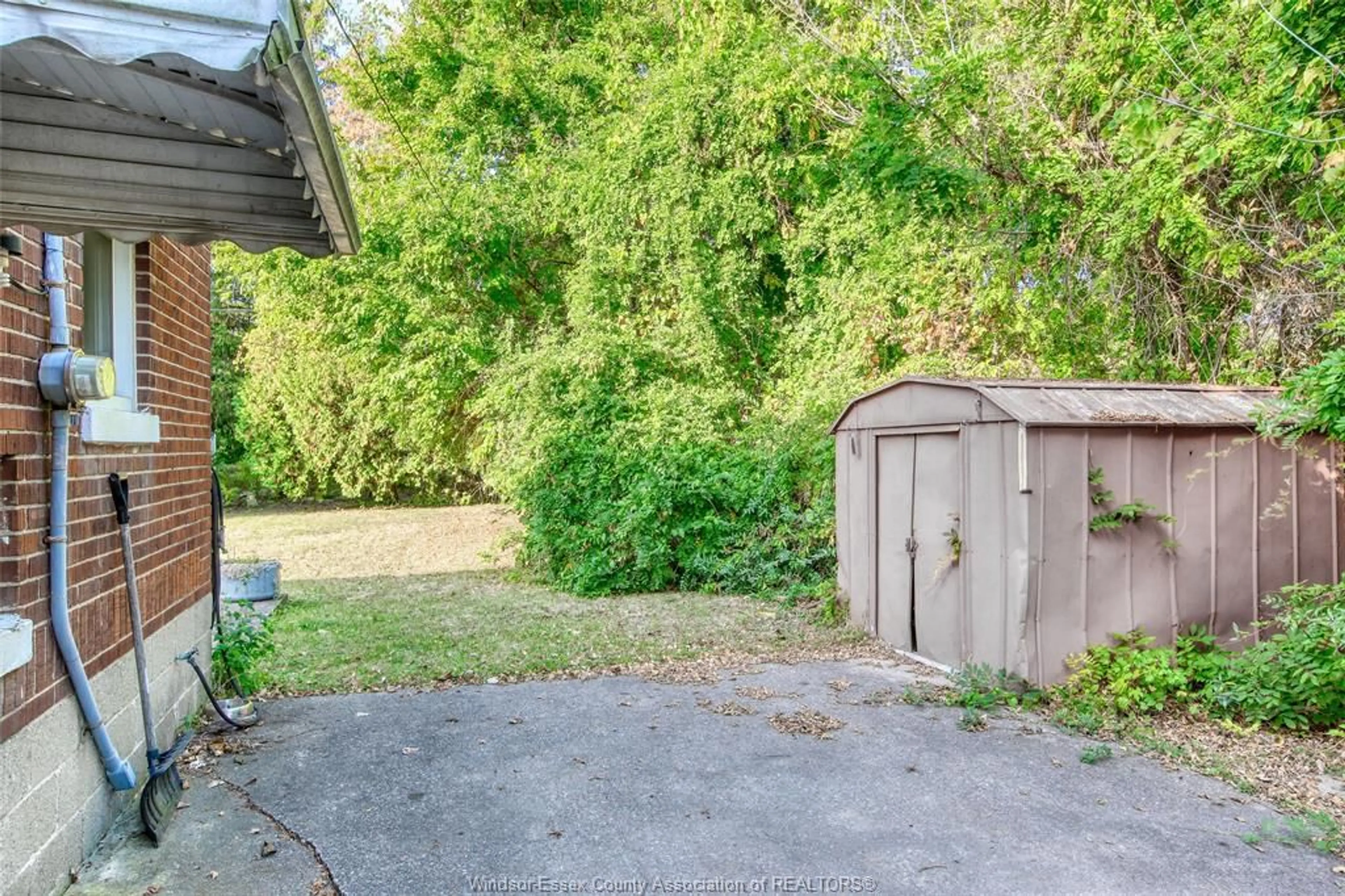 Patio, street for 2911 DOMINION, Windsor Ontario N9E 2N1