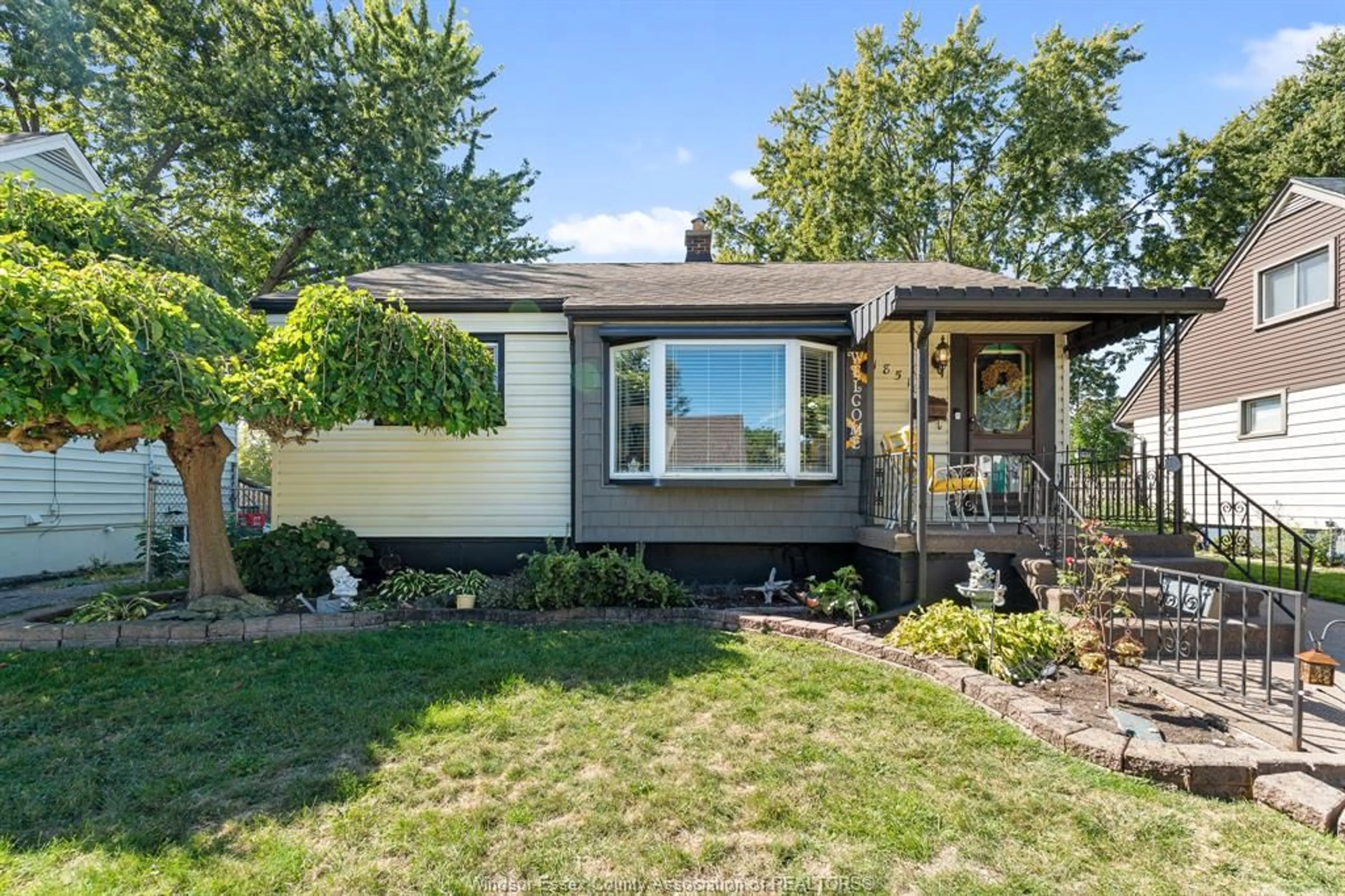 Home with vinyl exterior material, street for 1851 LARKIN, Windsor Ontario N8W 4G6