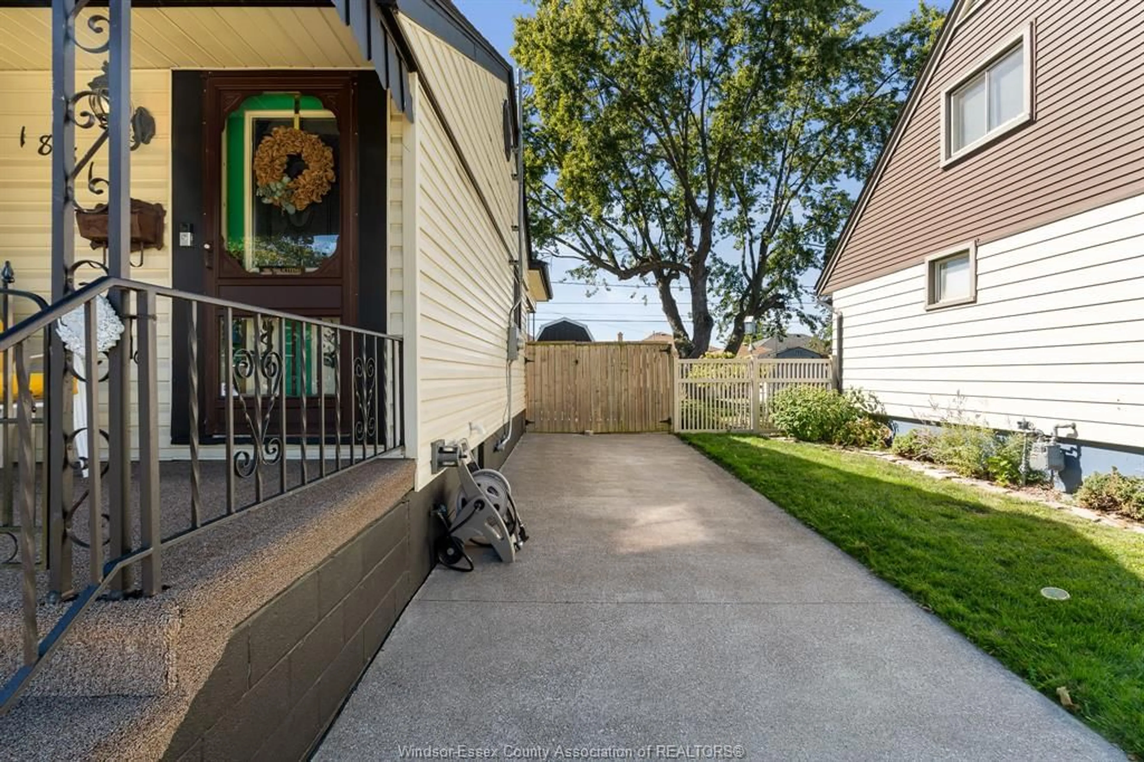 Patio, street for 1851 LARKIN, Windsor Ontario N8W 4G6