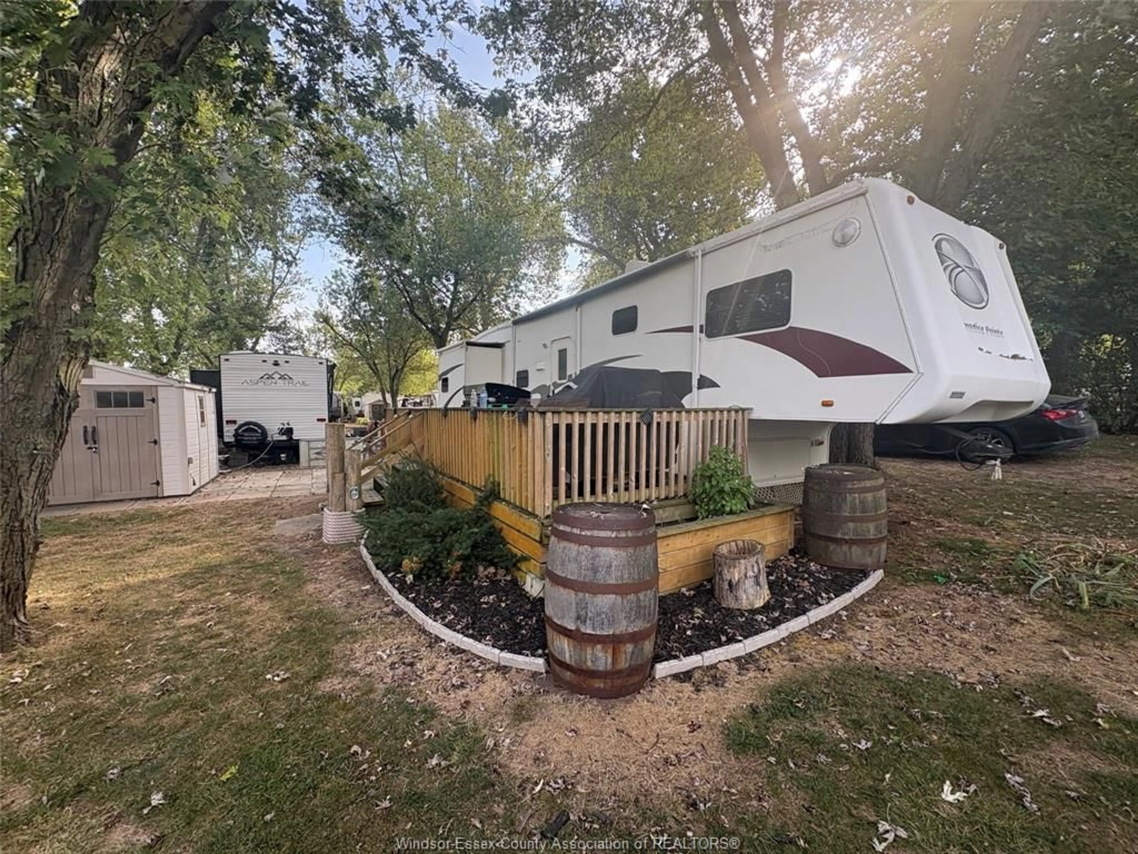 A pic from outside/outdoor area/front of a property/back of a property/a pic from drone, unknown for 33 CHESTNUT St, Leamington Ontario N0P 2G0