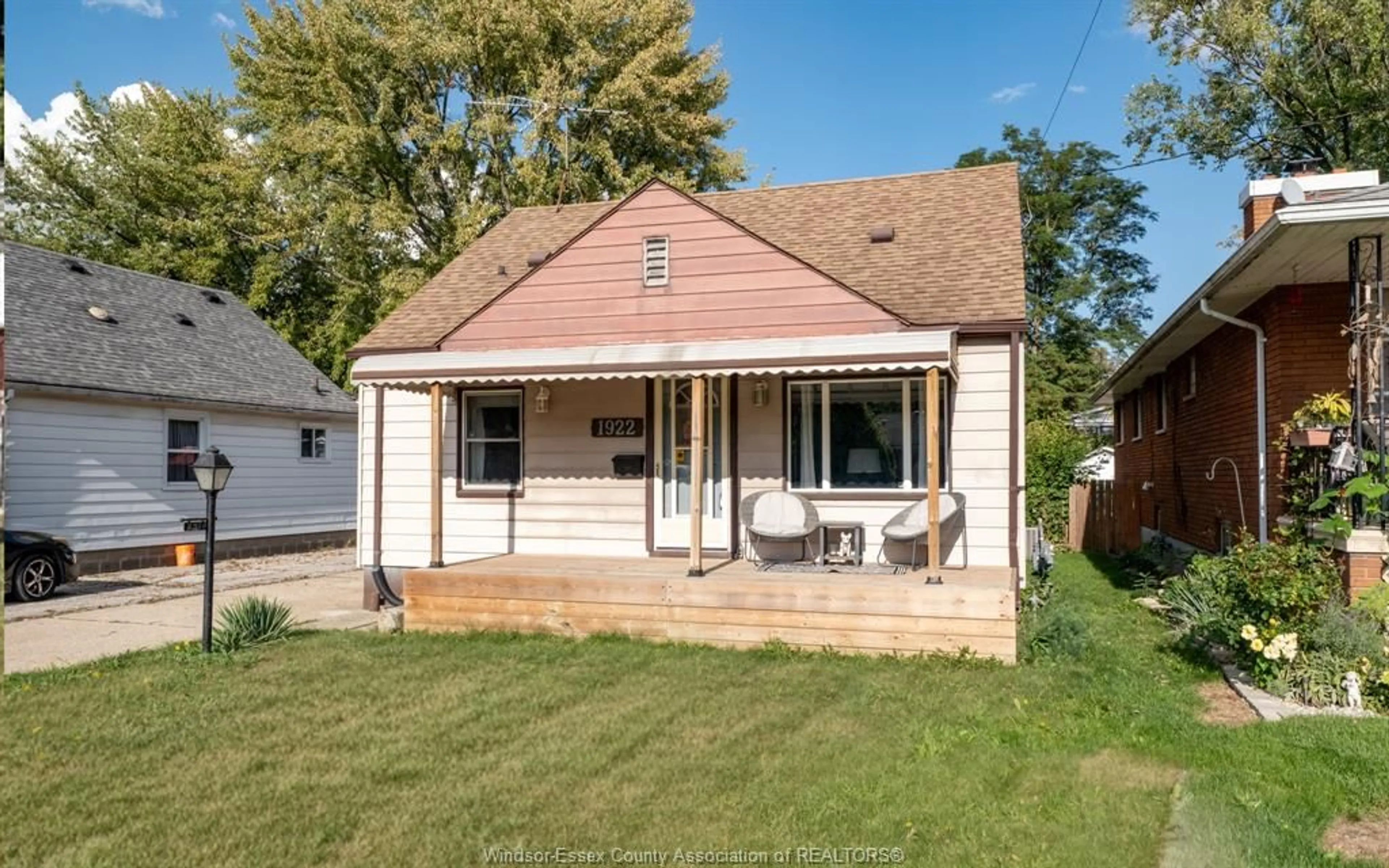 Home with vinyl exterior material, street for 1922 FERNDALE, Windsor Ontario N8T 2L1