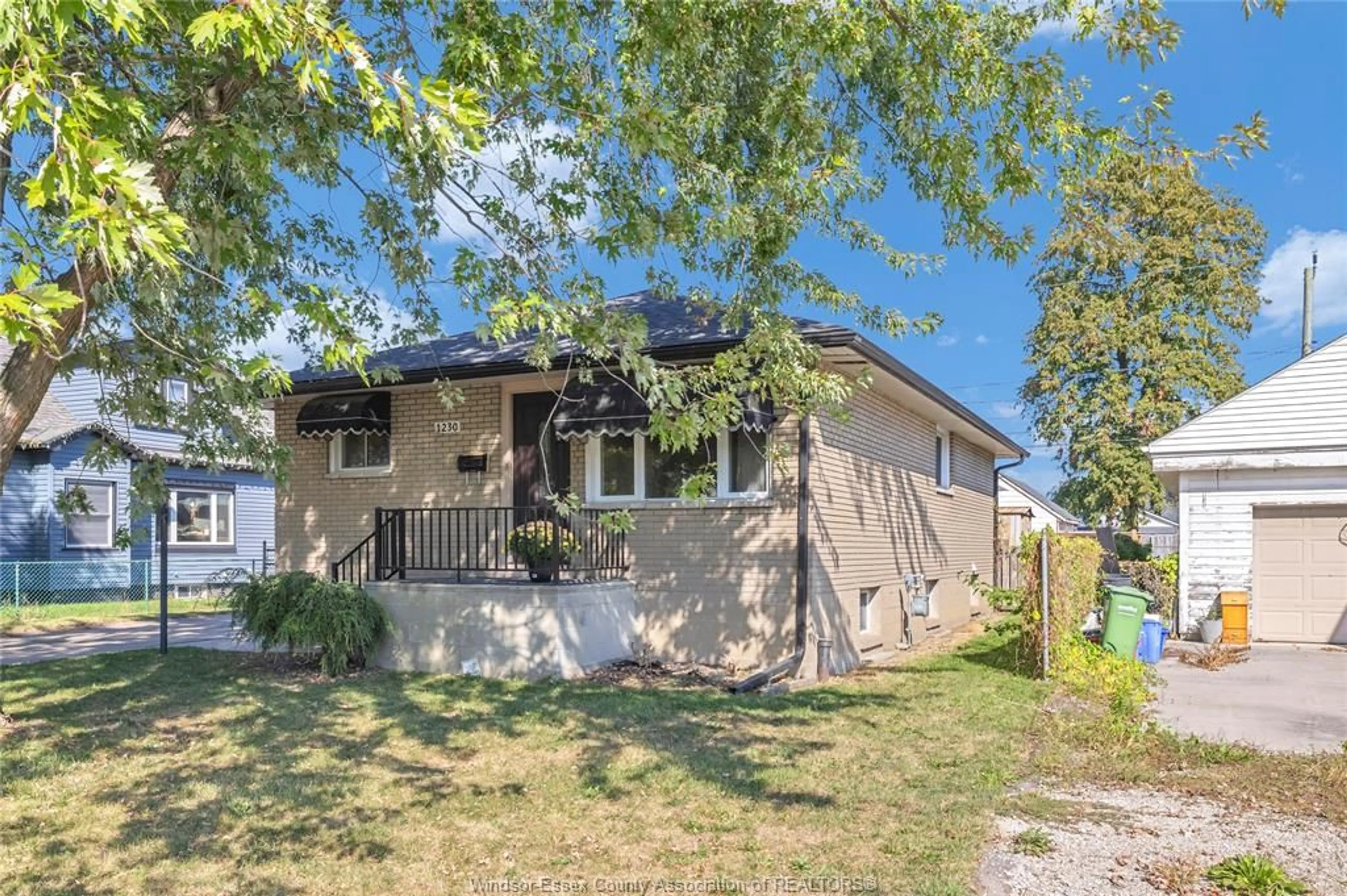 A pic from outside/outdoor area/front of a property/back of a property/a pic from drone, street for 1230 WESTCOTT Rd, Windsor Ontario N8Y 4C1
