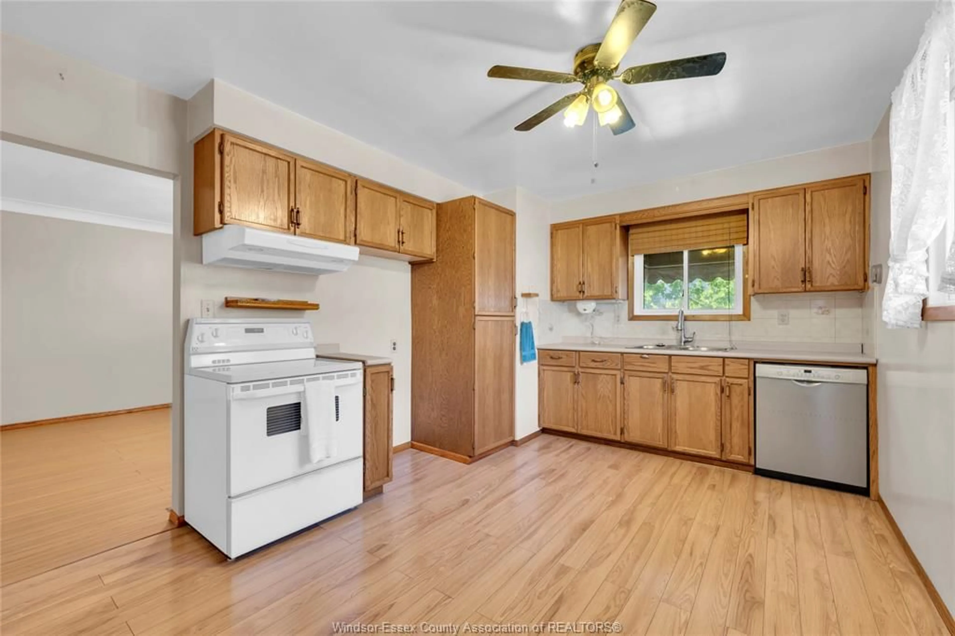 Standard kitchen, wood/laminate floor for 1230 WESTCOTT Rd, Windsor Ontario N8Y 4C1