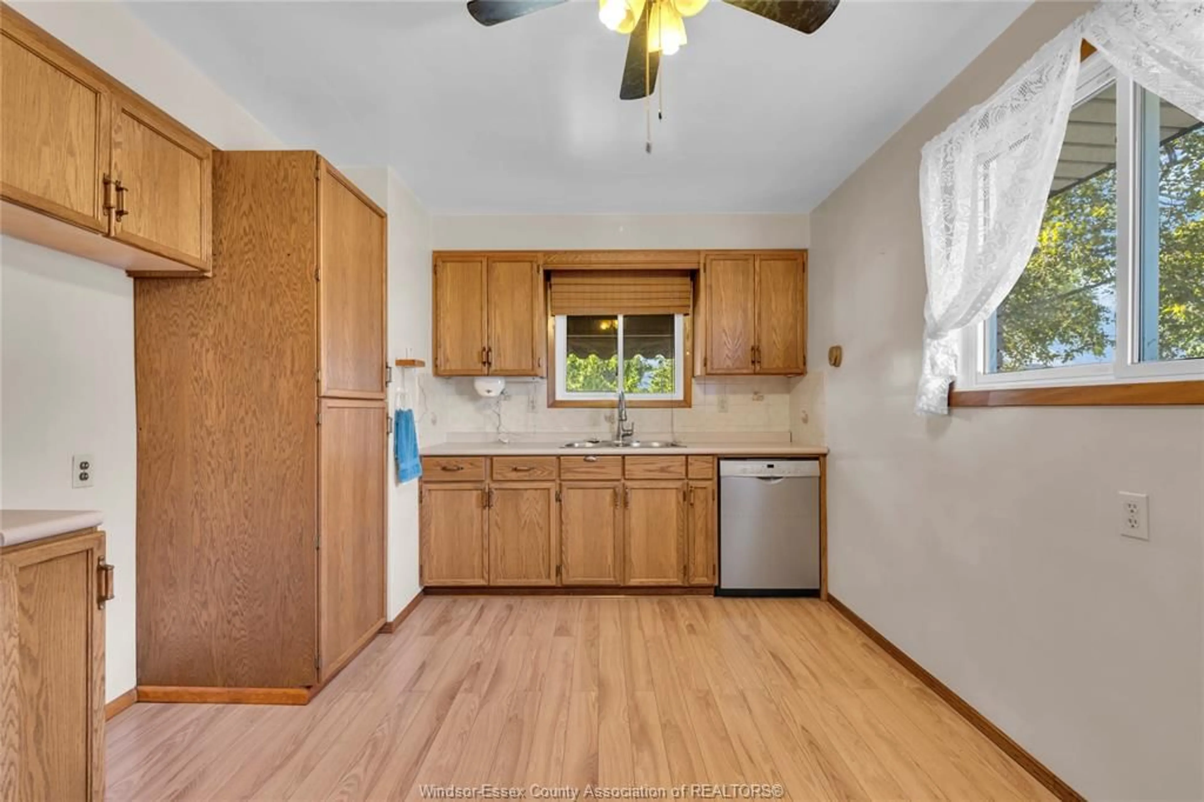 Standard kitchen, unknown for 1230 WESTCOTT Rd, Windsor Ontario N8Y 4C1