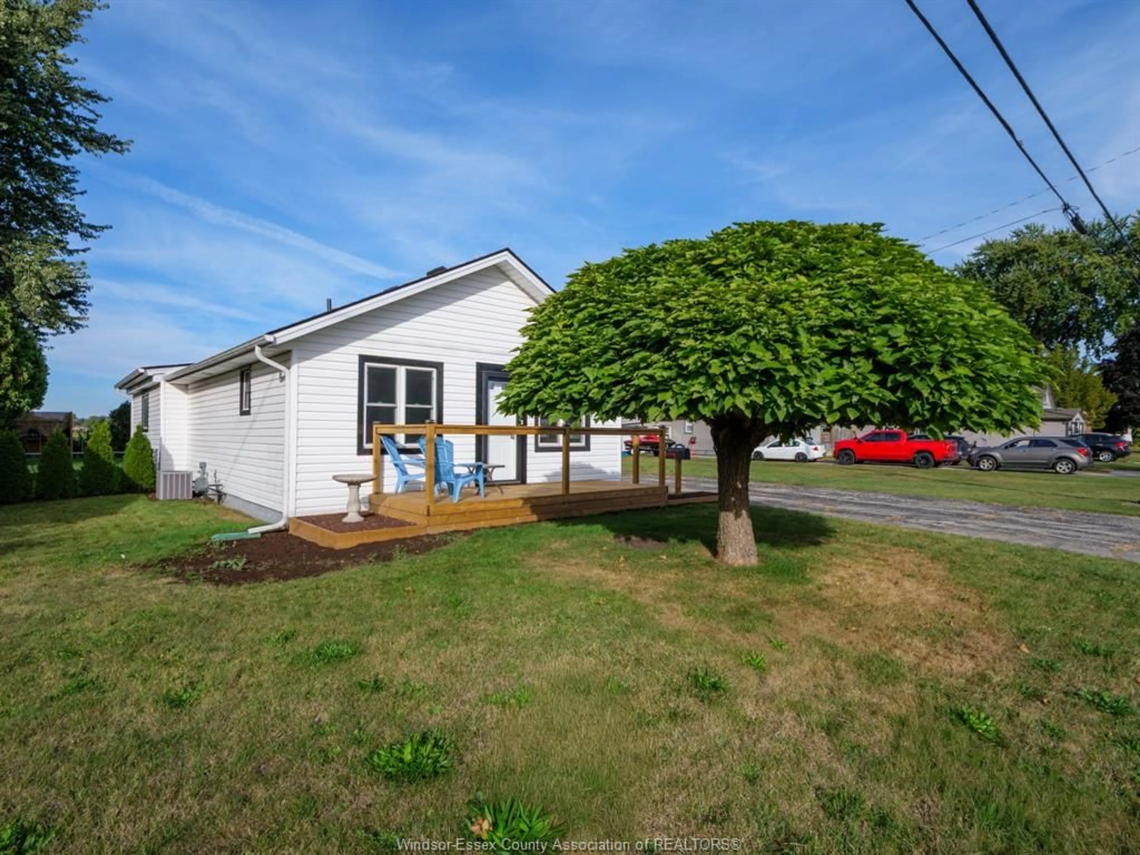 A pic from outside/outdoor area/front of a property/back of a property/a pic from drone, street for 295 VICTORY St, LaSalle Ontario N9J 1V5