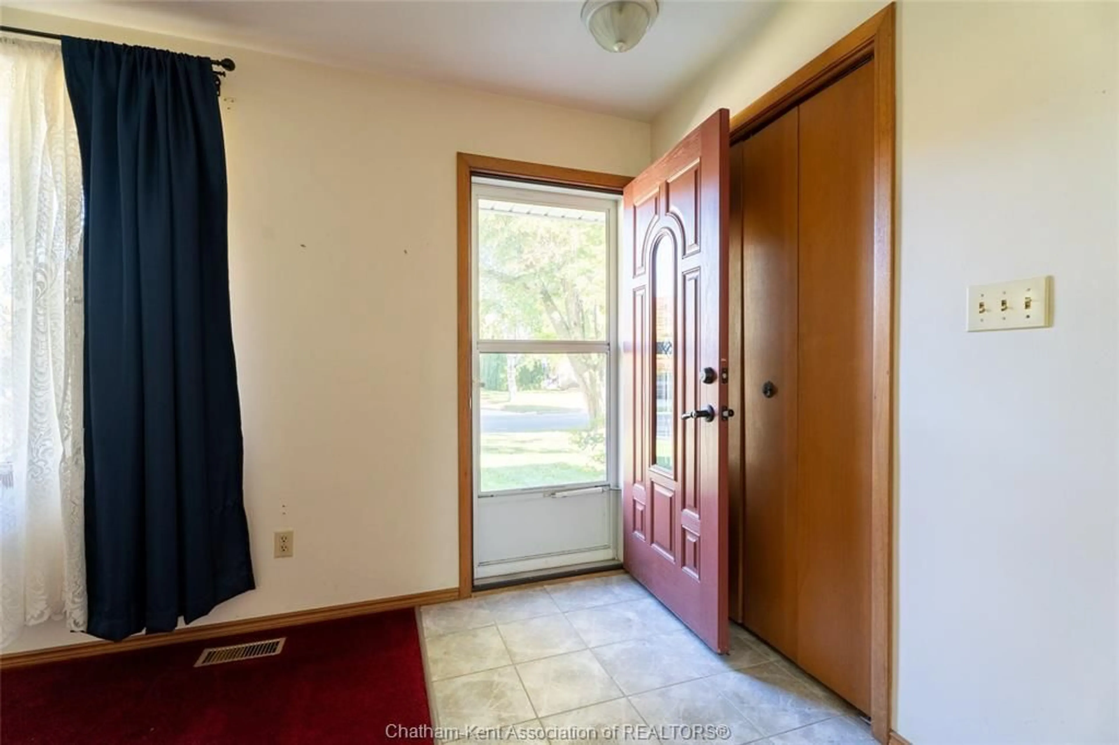 Indoor entryway for 6 Cardinal Cres, Chatham Ontario N7L 3V3
