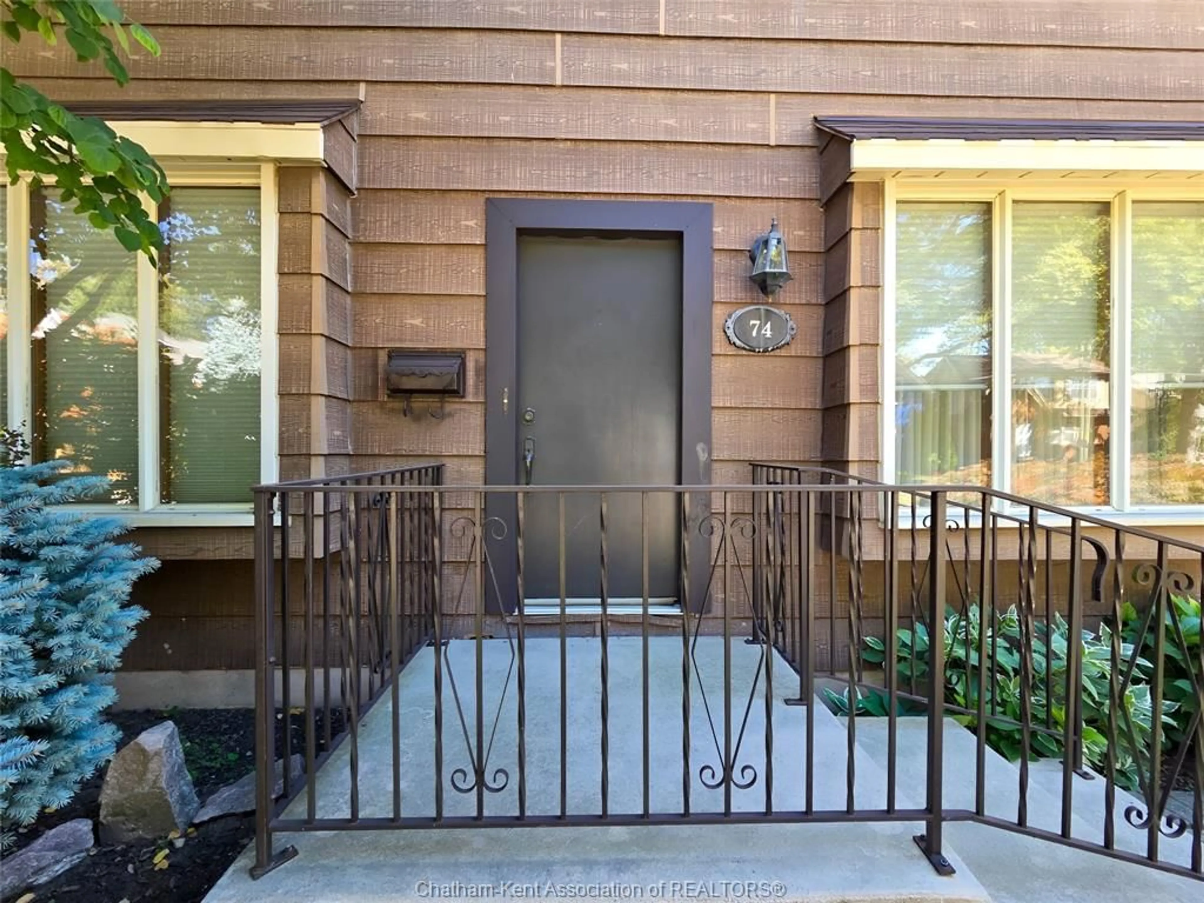 Indoor entryway for 74 Amelia St, Chatham Ontario N7L 2B8