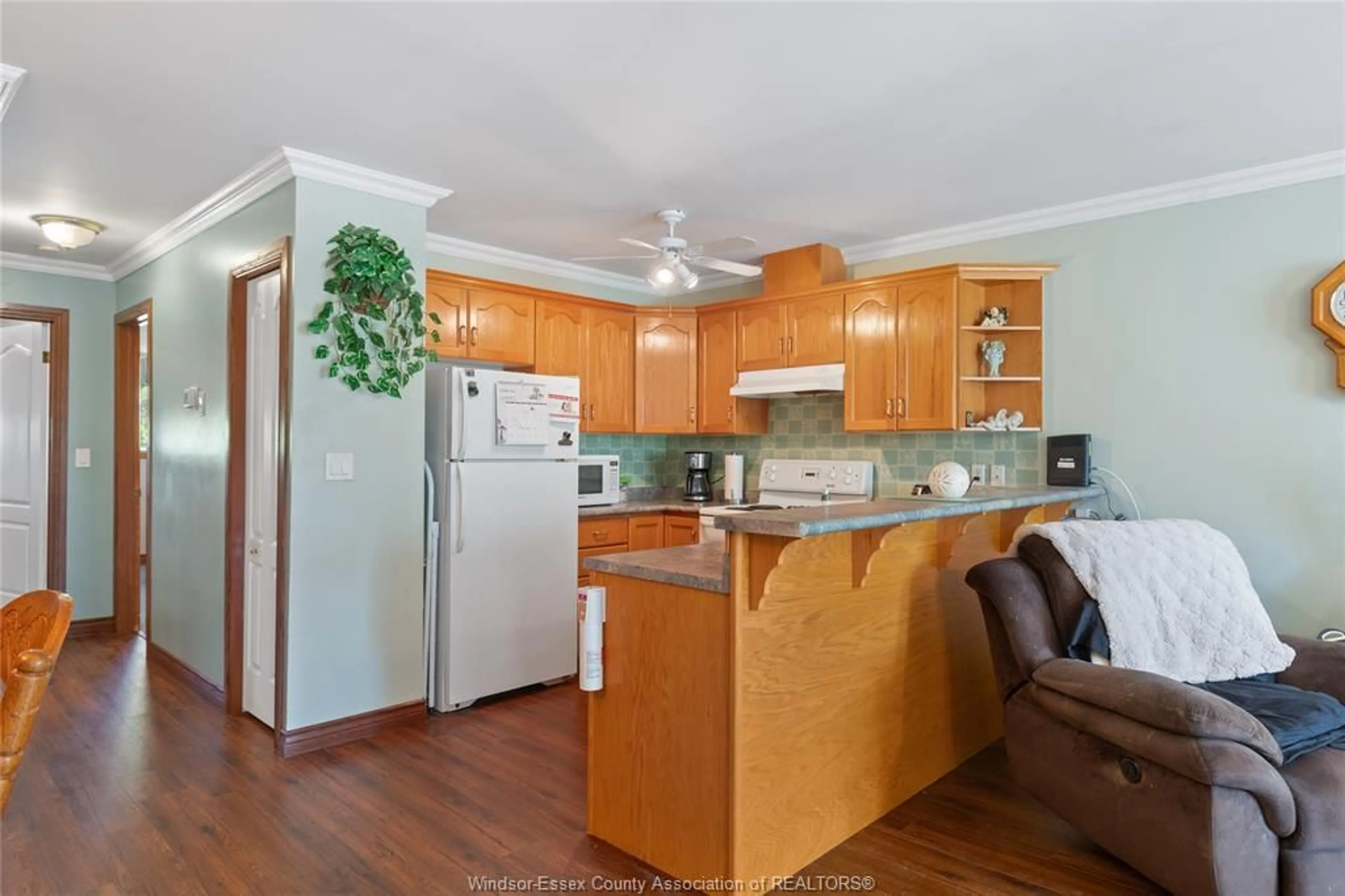 Standard kitchen, wood/laminate floor for 1212 SETTLER`S, Windsor Ontario N9G 2W8