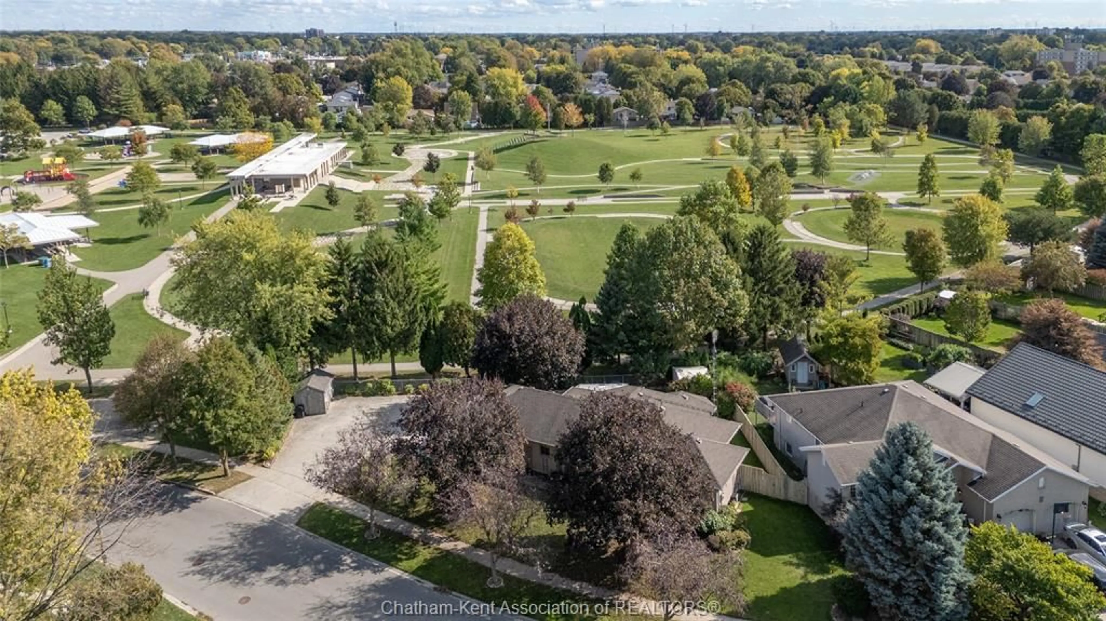 A pic from outside/outdoor area/front of a property/back of a property/a pic from drone, street for 71 PAXTON Dr, Chatham Ontario N7L 5M1