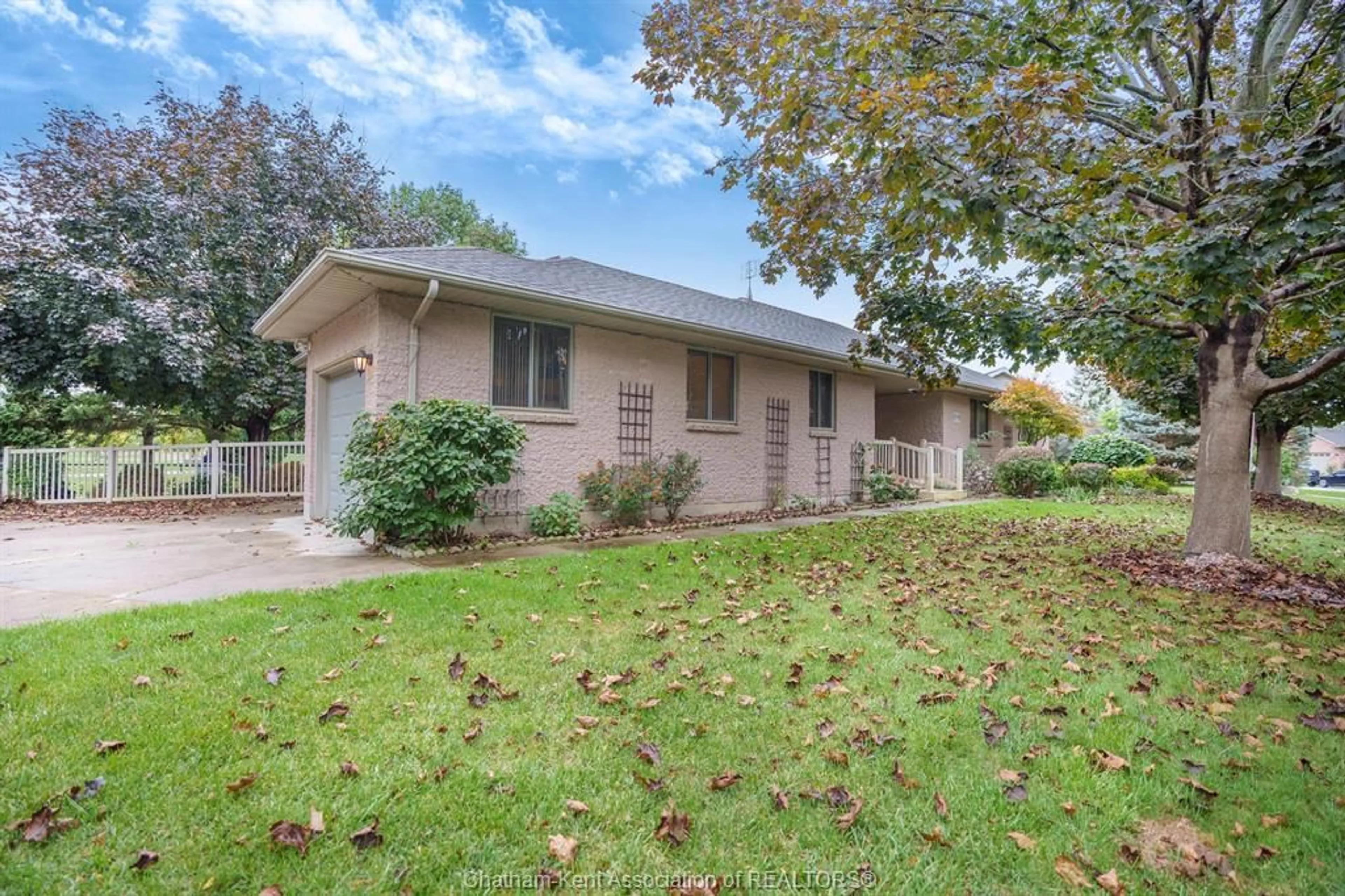 Home with vinyl exterior material, street for 71 PAXTON Dr, Chatham Ontario N7L 5M1
