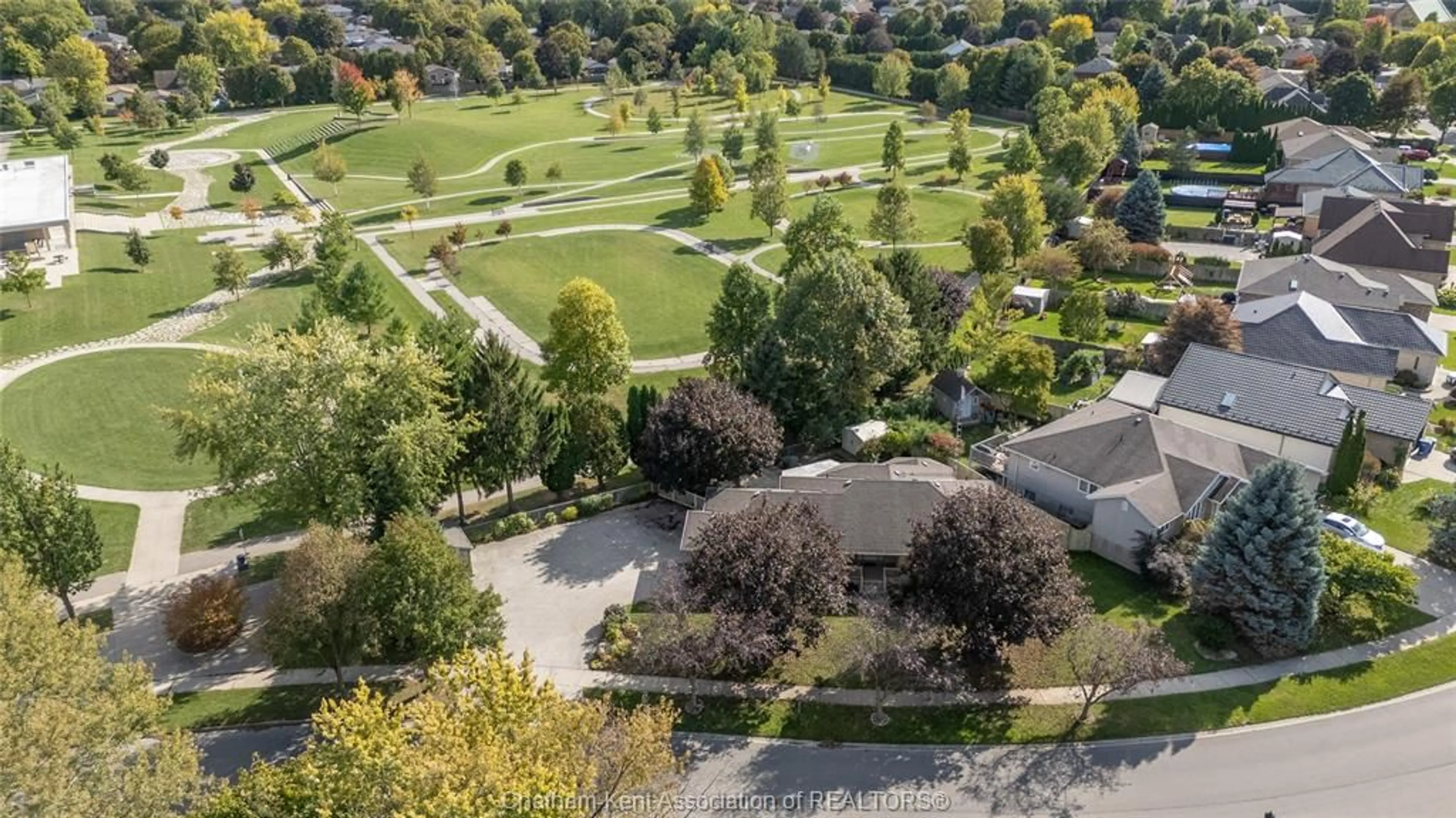 A pic from outside/outdoor area/front of a property/back of a property/a pic from drone, unknown for 71 PAXTON Dr, Chatham Ontario N7L 5M1