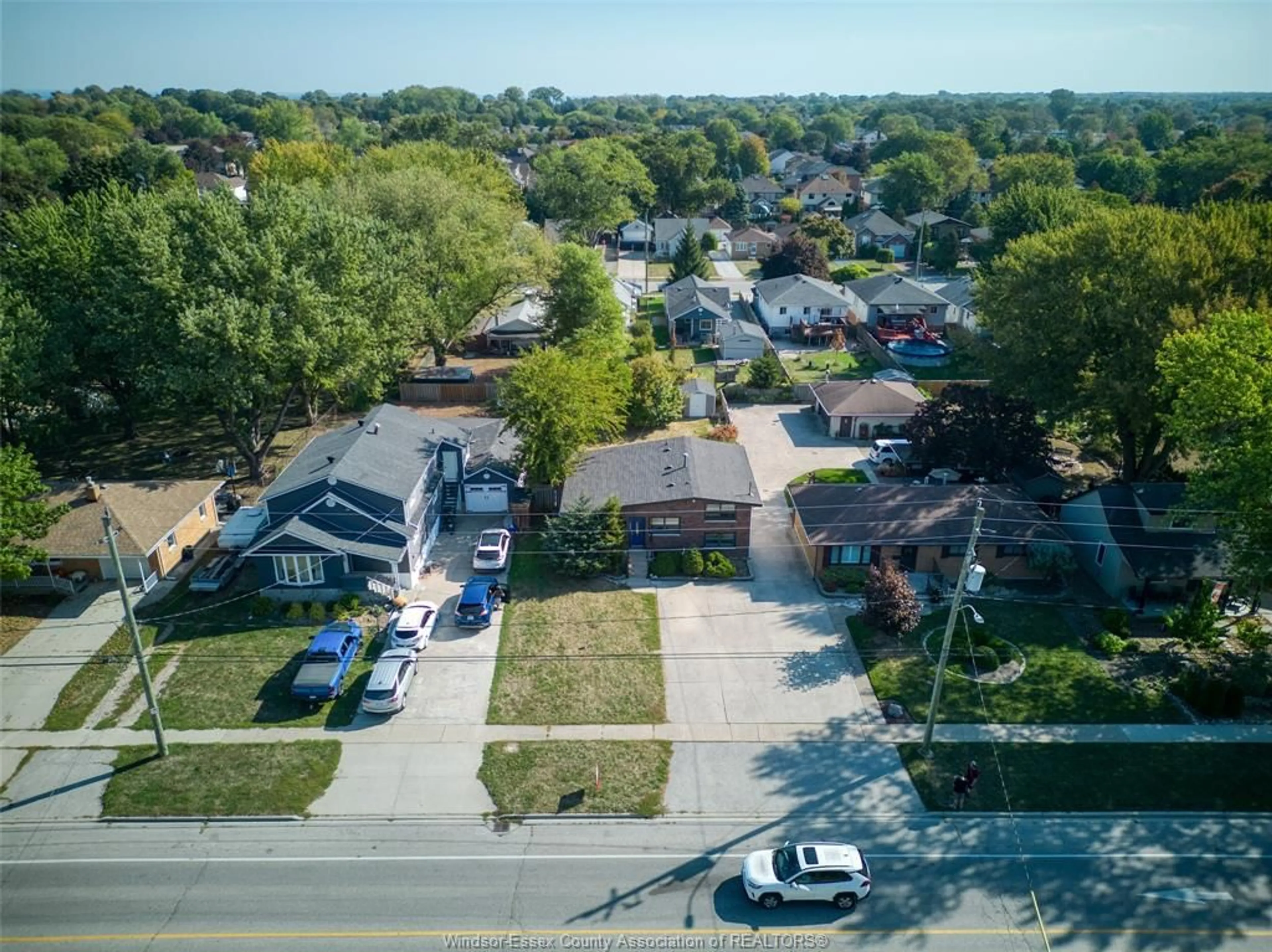 A pic from outside/outdoor area/front of a property/back of a property/a pic from drone, street for 426 LESPERANCE, Tecumseh Ontario N8N 1W4