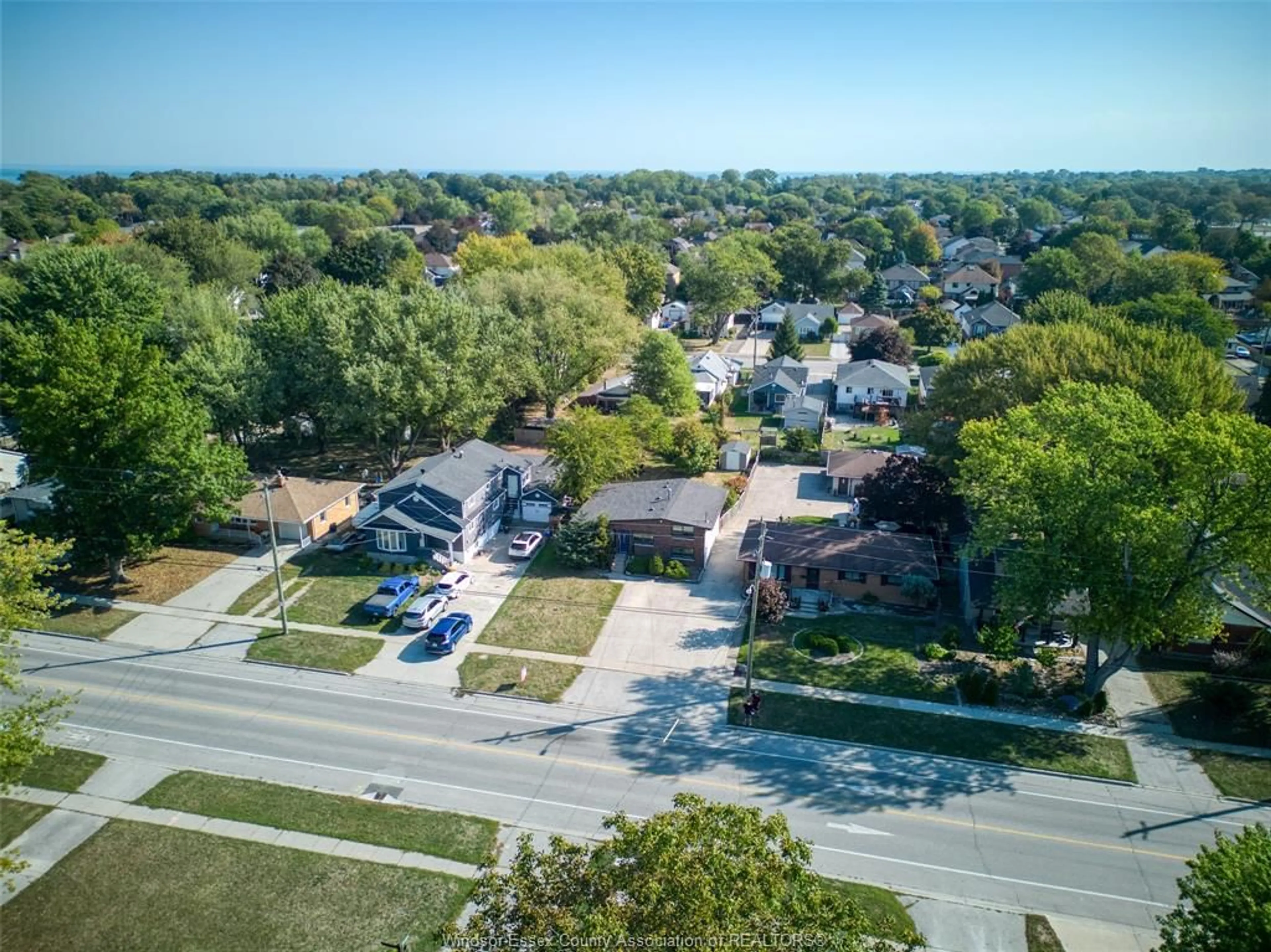 A pic from outside/outdoor area/front of a property/back of a property/a pic from drone, street for 426 LESPERANCE, Tecumseh Ontario N8N 1W4