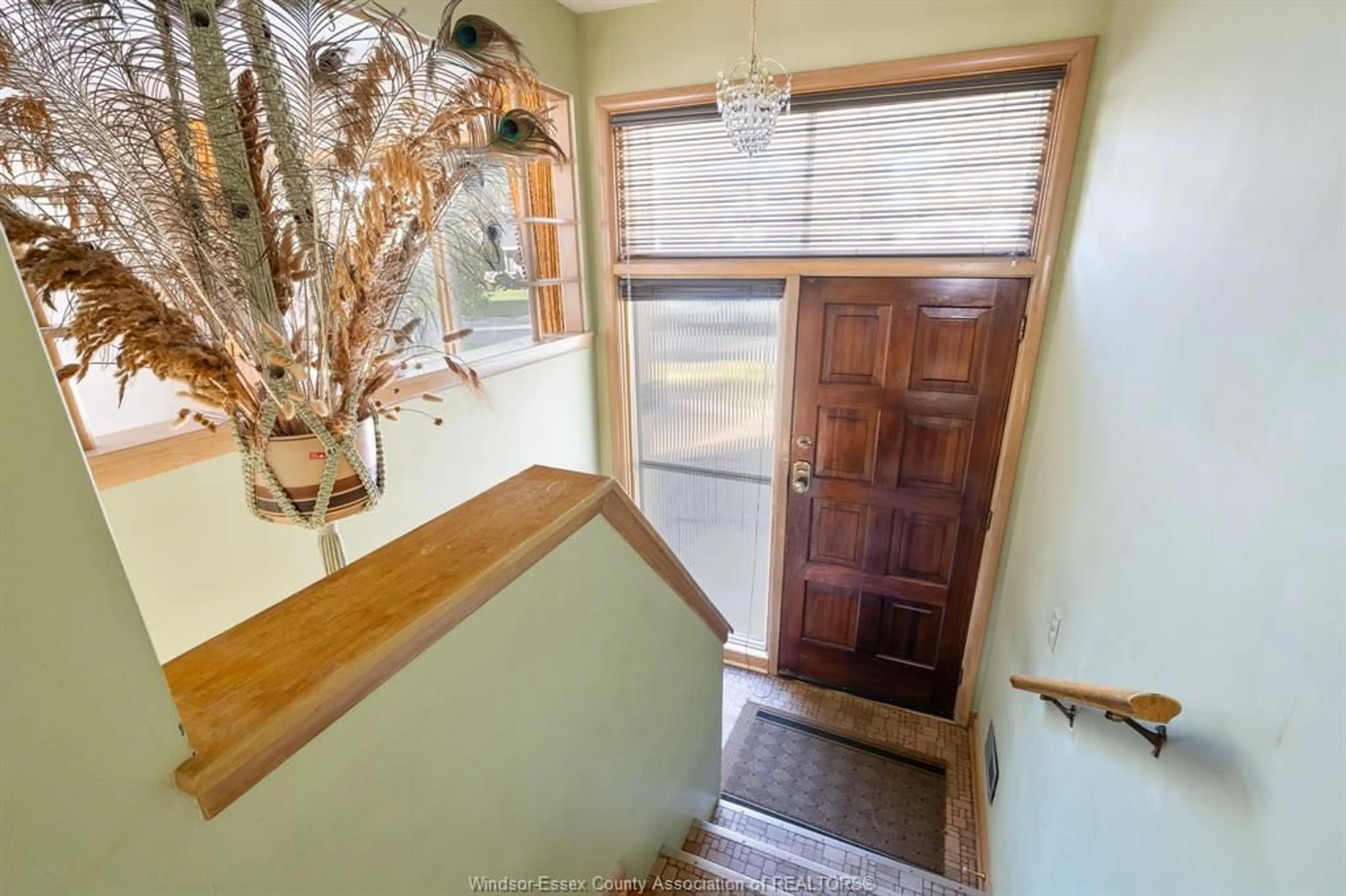 Indoor entryway for 522 GREENDALE Dr, Windsor Ontario N8S 4A8
