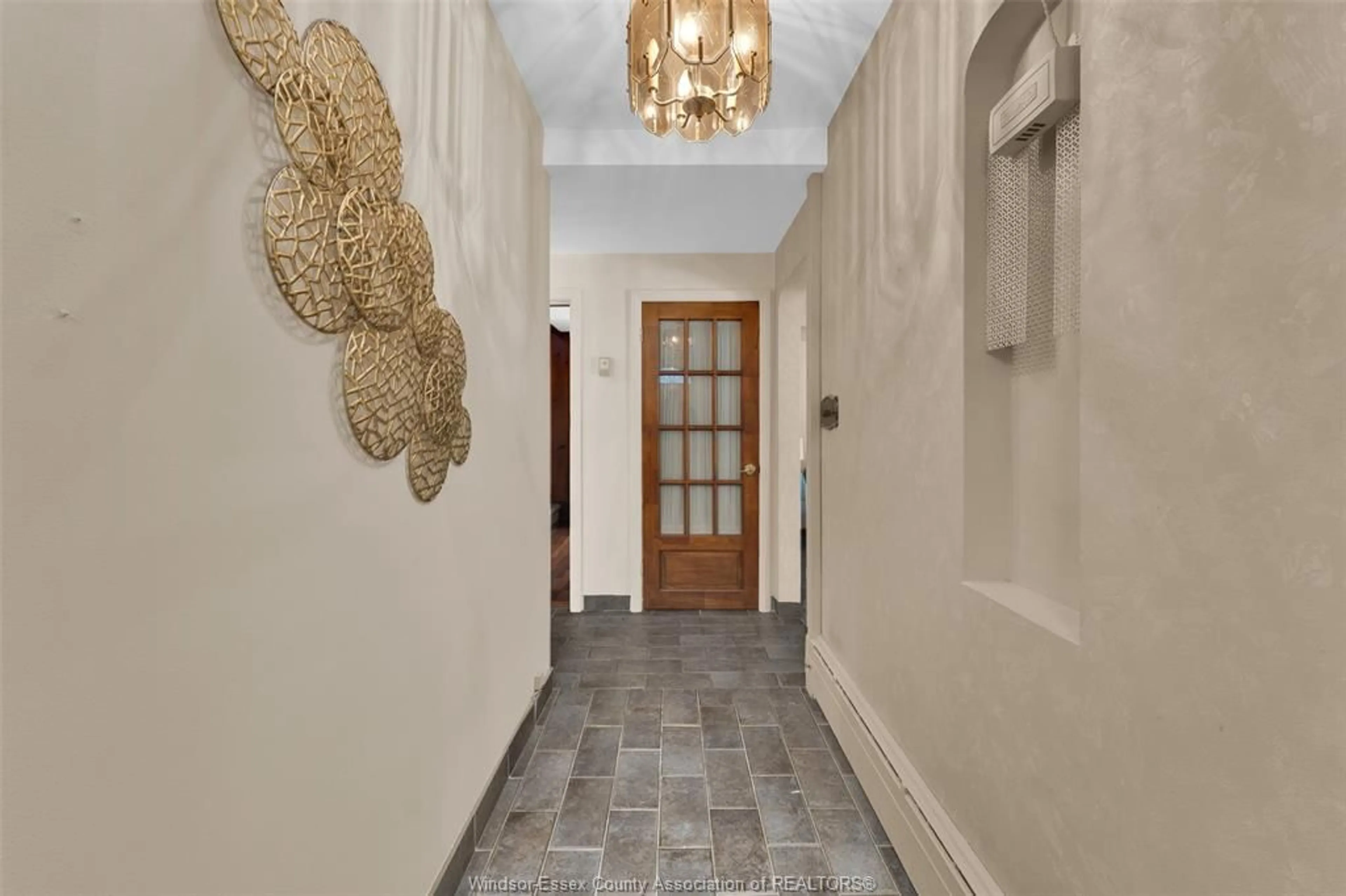 Indoor foyer for 281 BELLEPERCHE Pl, Windsor Ontario N8S 3B6