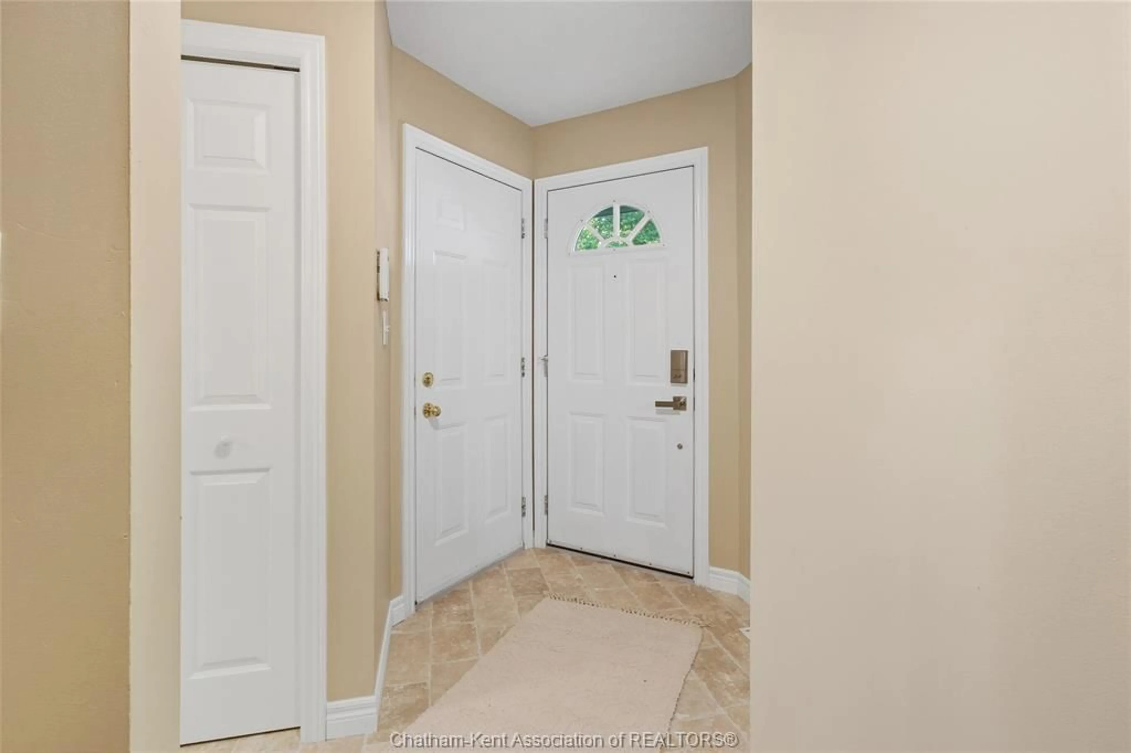 Indoor entryway for 198 BRISTOL Dr, Chatham Ontario N7M 6K8
