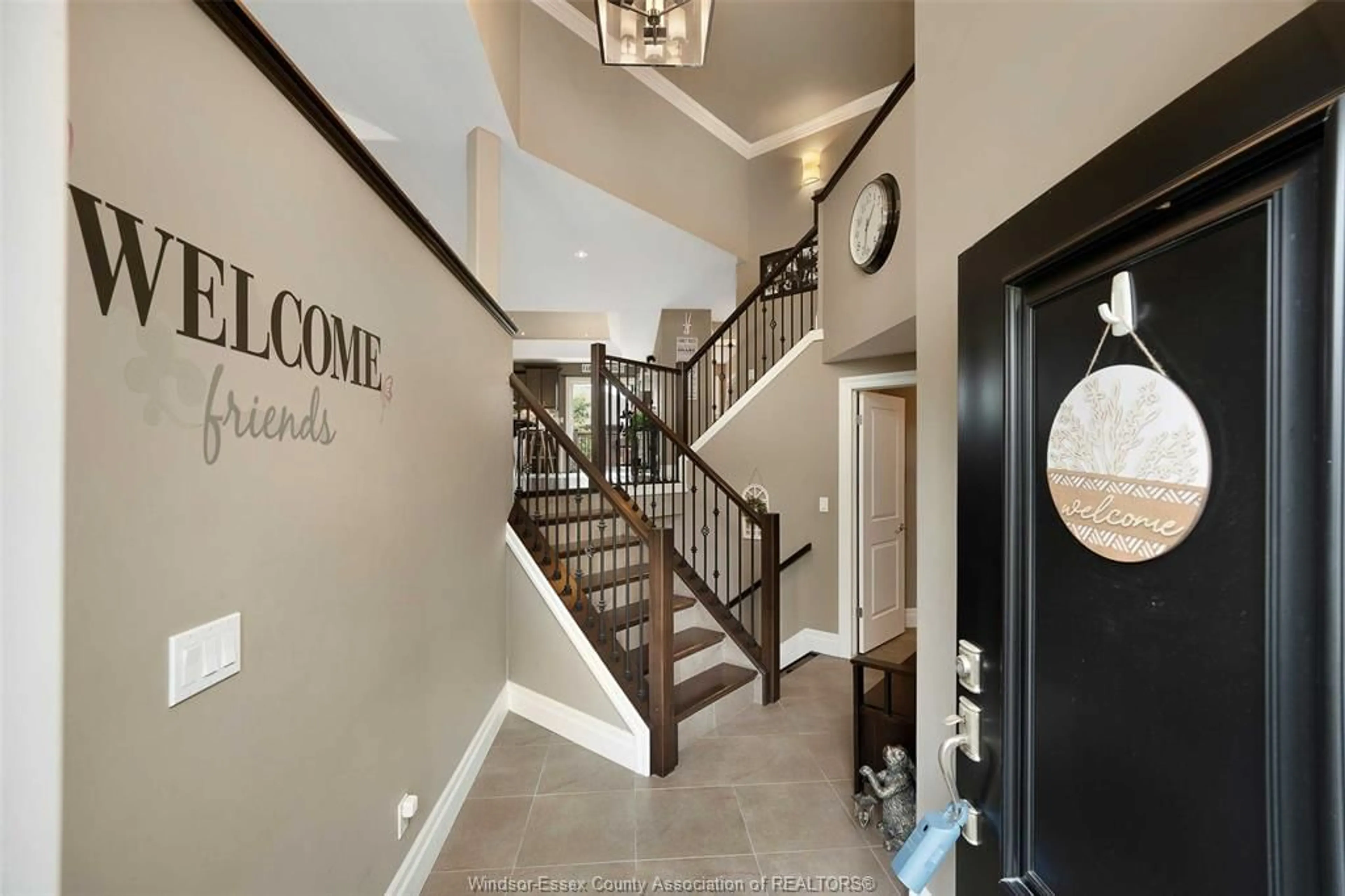 Indoor entryway for 2276 Askin, Windsor Ontario N9B 3Y4