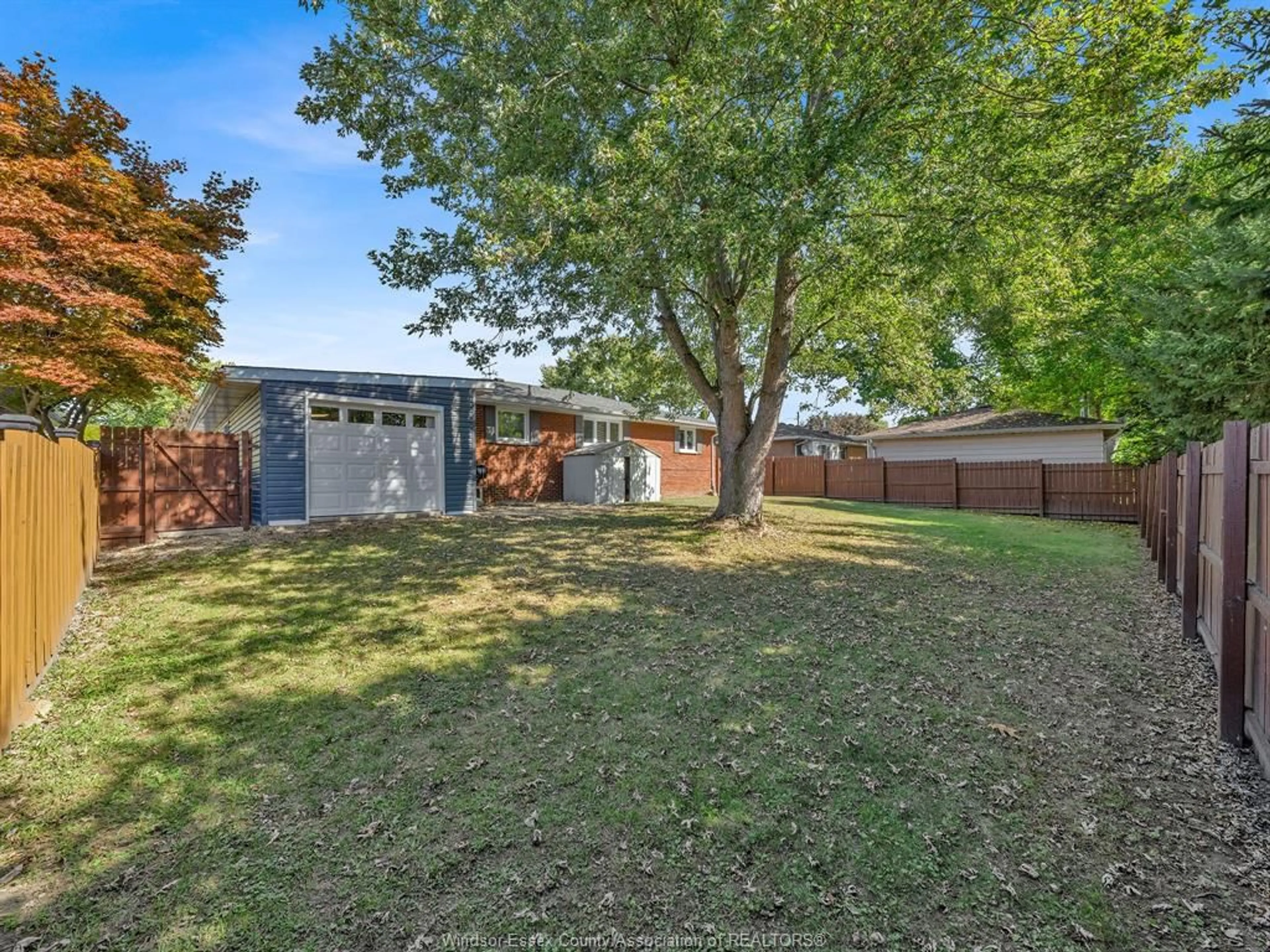A pic from outside/outdoor area/front of a property/back of a property/a pic from drone, unknown for 310 MARTIN Lane, LaSalle Ontario N9J 2M3