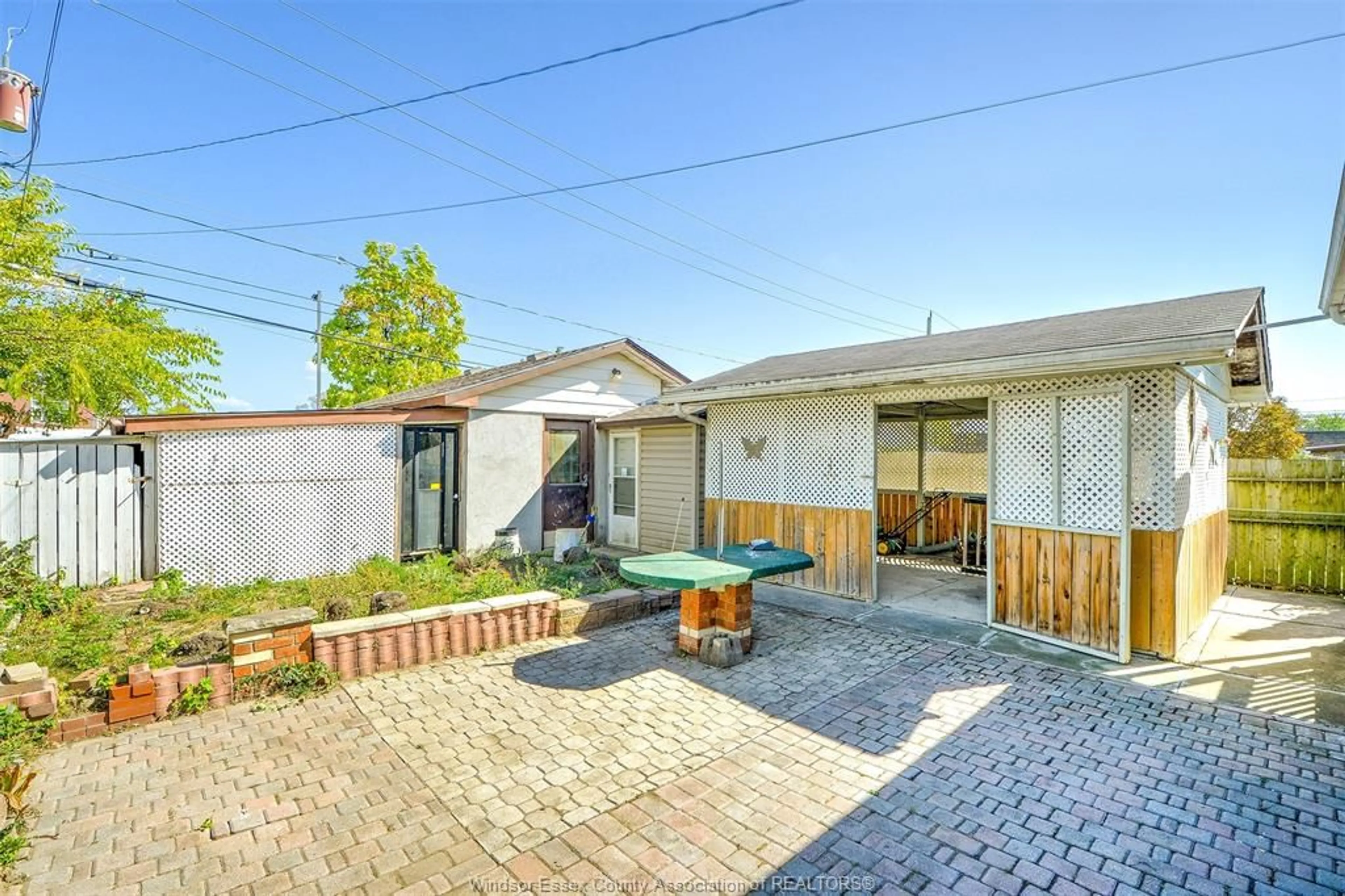 A pic from outside/outdoor area/front of a property/back of a property/a pic from drone, street for 496 LANGLOIS, Windsor Ontario N9A 2G4