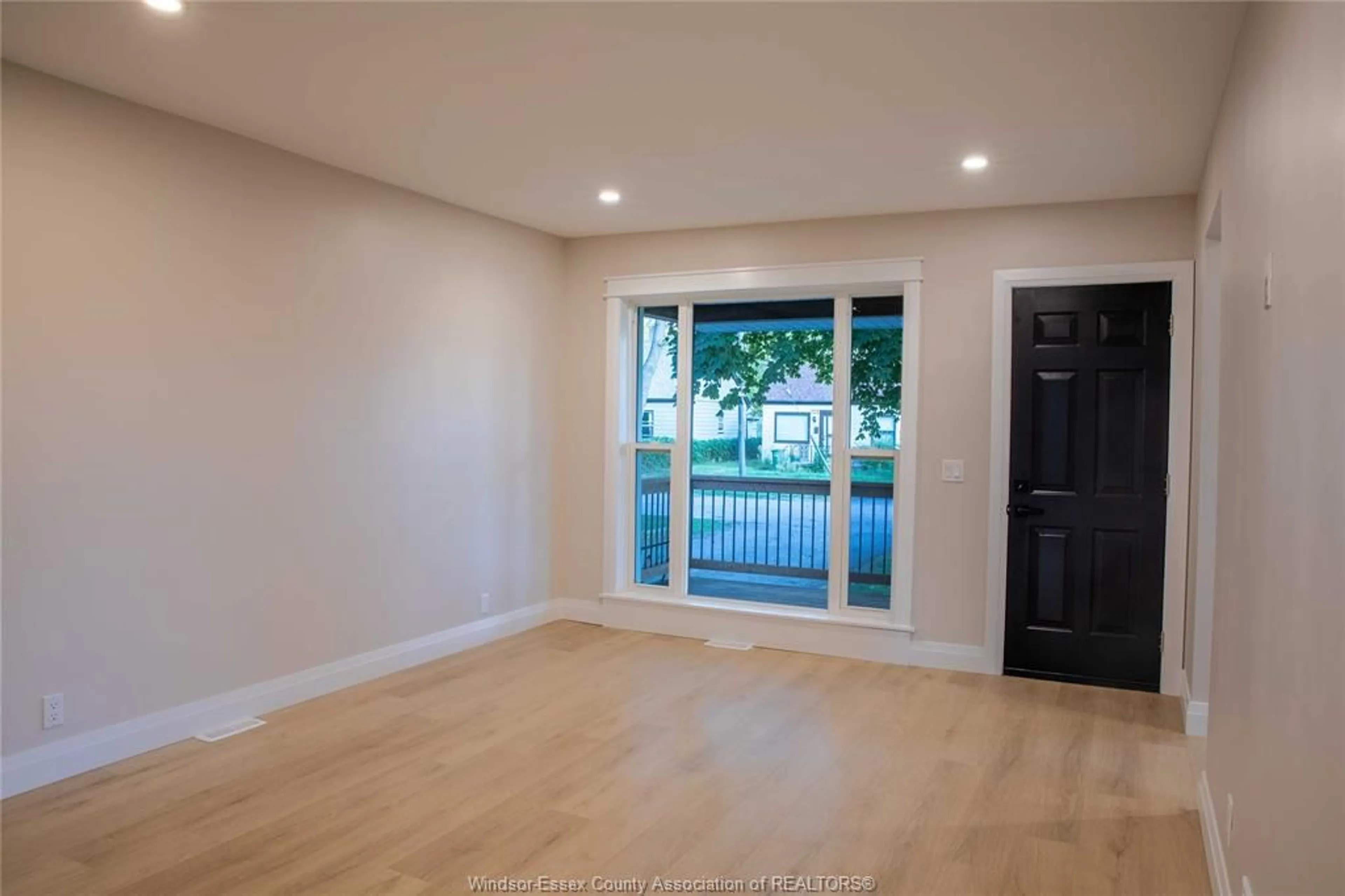 Unknown for 737 CHARLES St, Windsor Ontario N8X 3G7