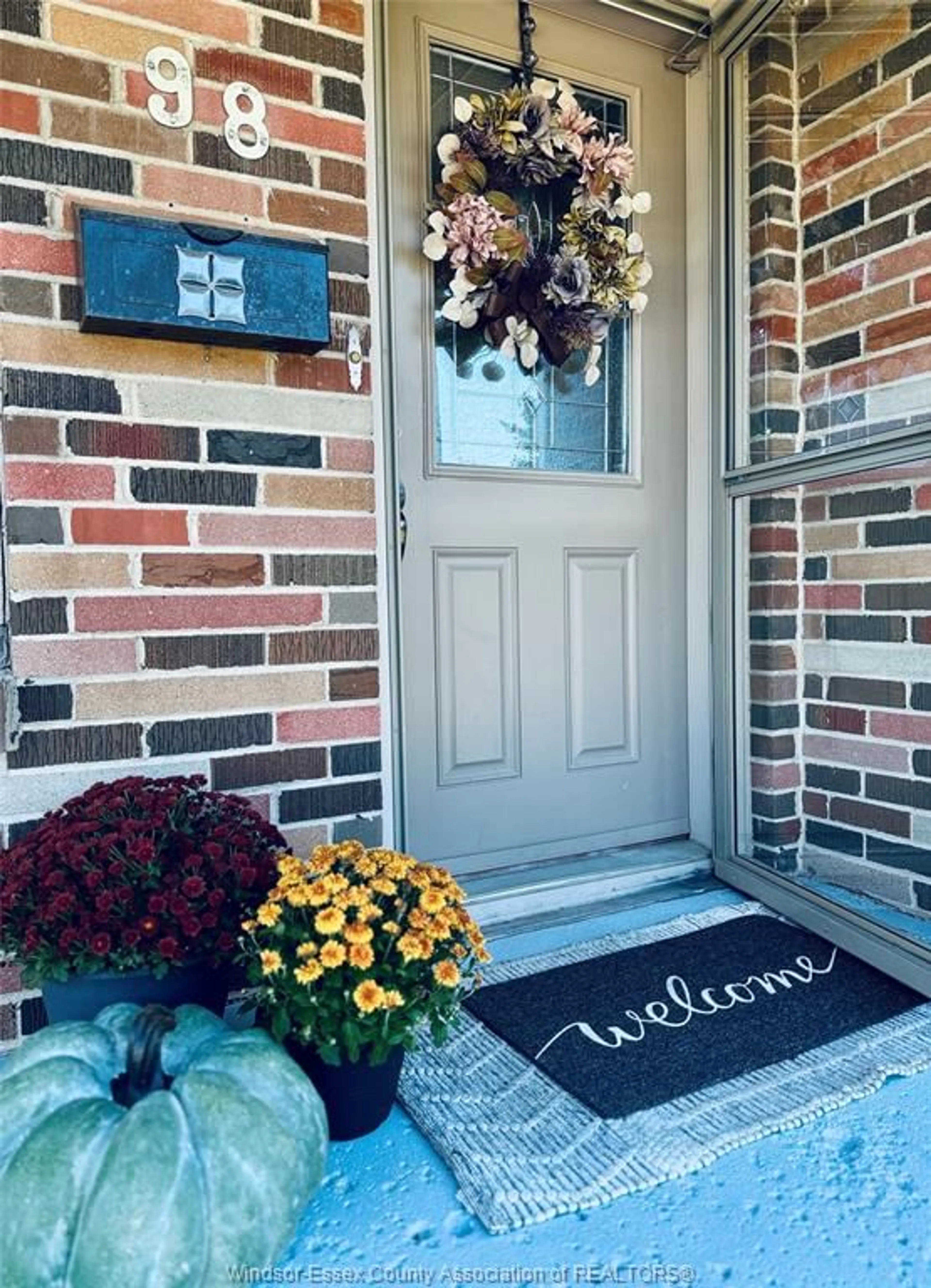Indoor entryway for 98 Jasperson, Kingsville Ontario N9Y 1G9