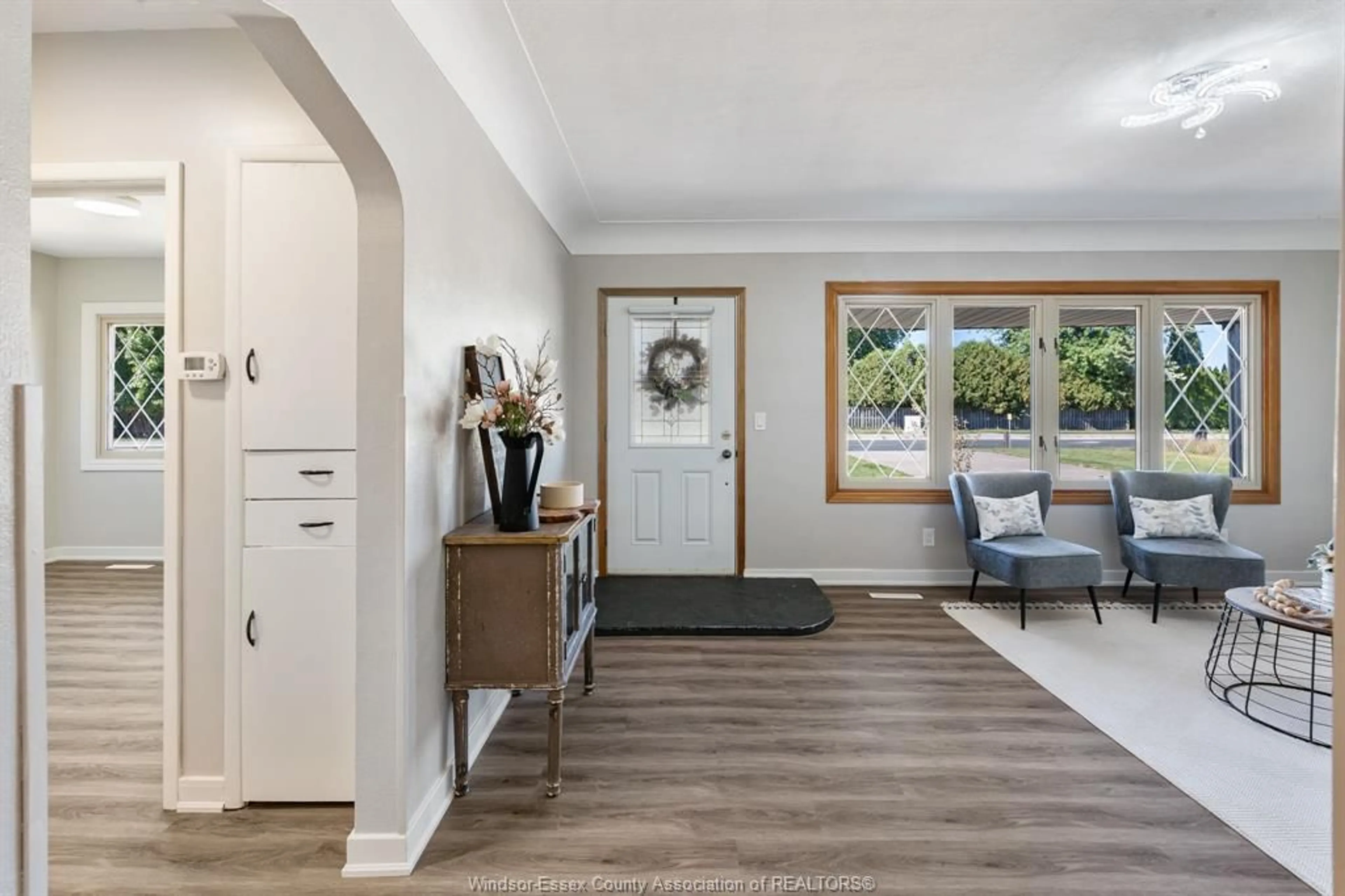 Indoor entryway for 98 Jasperson, Kingsville Ontario N9Y 1G9