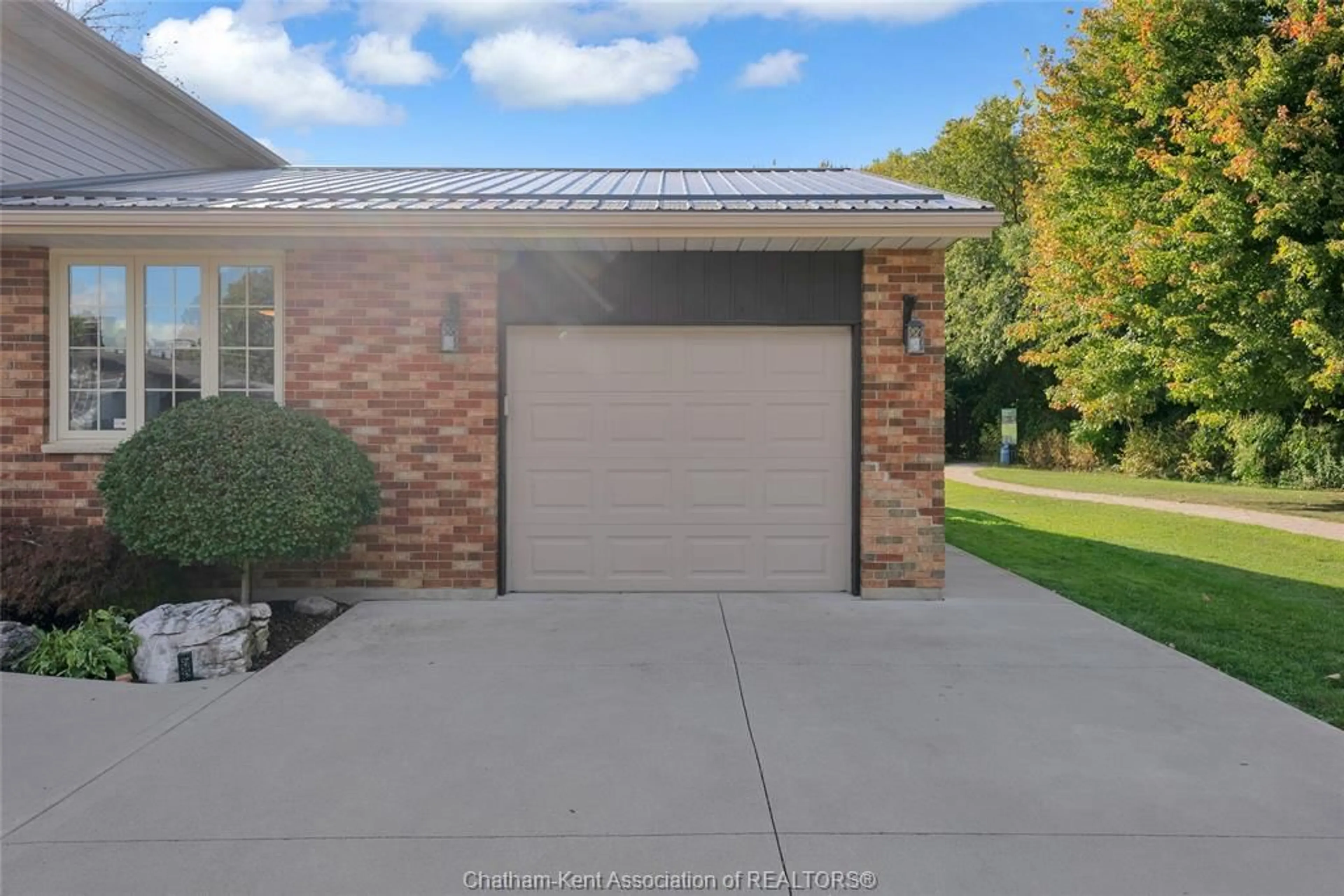Indoor garage for 116 Thornhill Cres, Chatham Ontario N7L 4M3