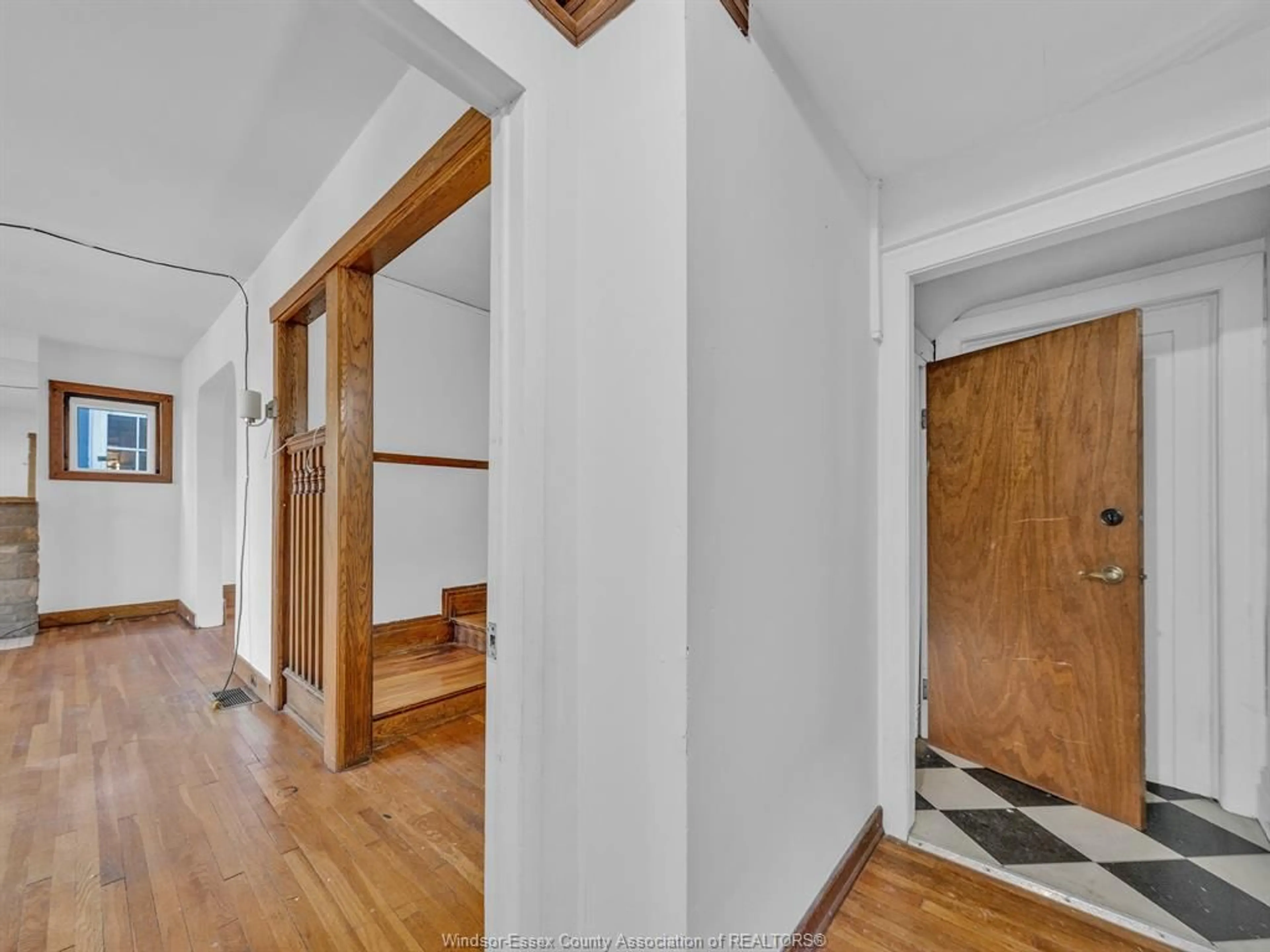 Indoor foyer for 762 VICTORIA Ave, Windsor Ontario N9A 4N2
